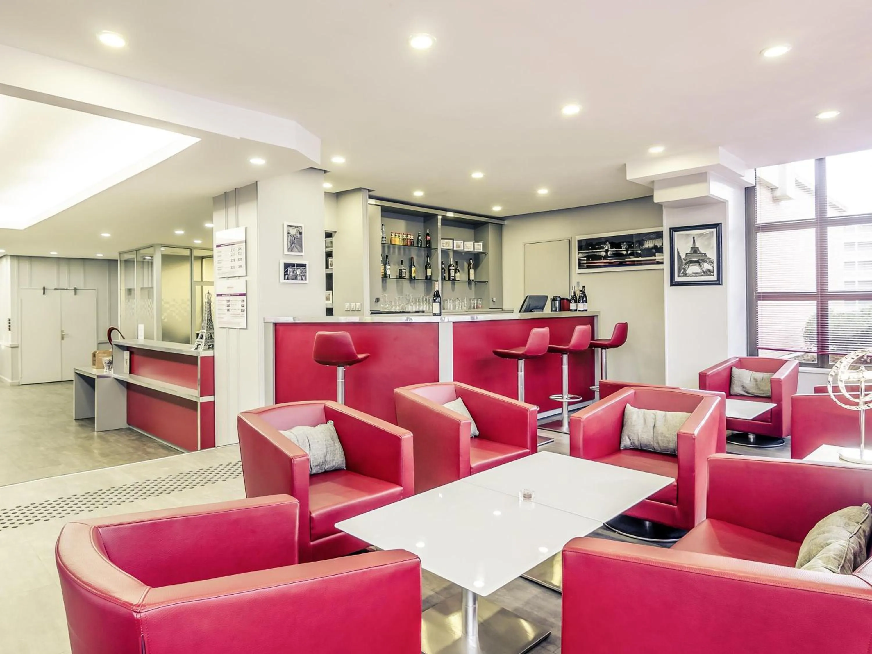 Lounge or bar in Mercure Cergy Pontoise Centre