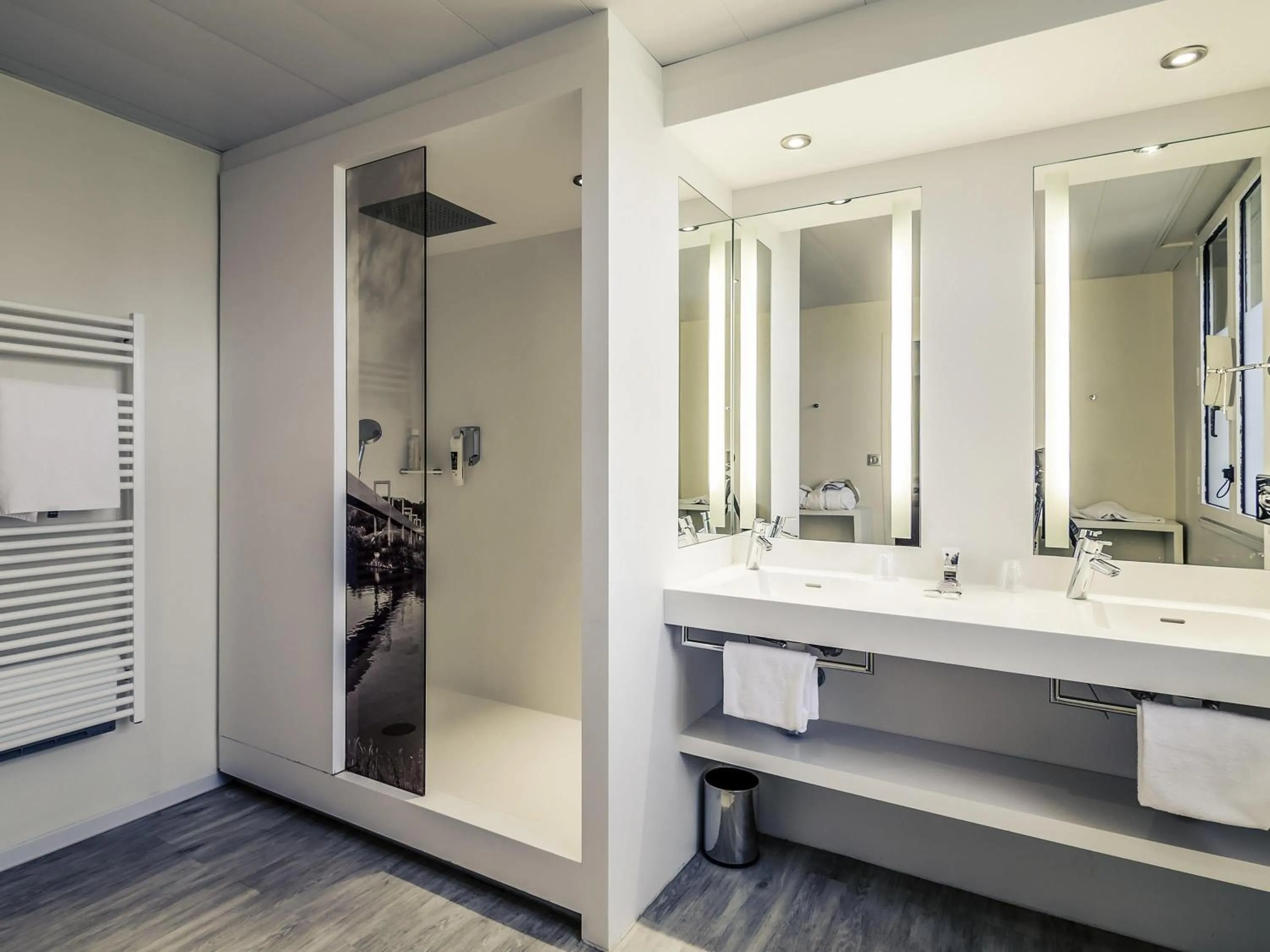 Bedroom in Mercure Cergy Pontoise Centre