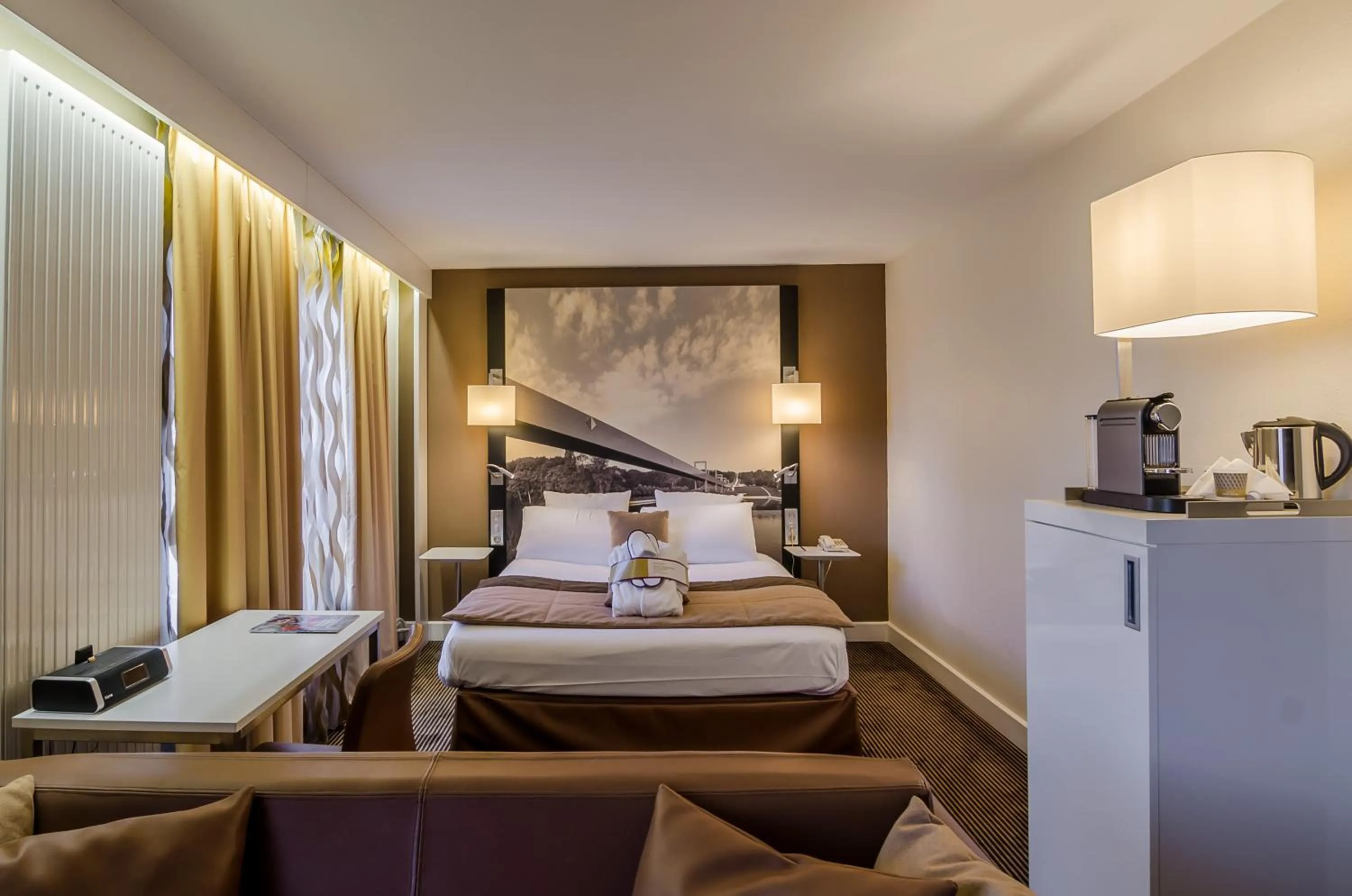 Bedroom, Bed in Mercure Cergy Pontoise Centre