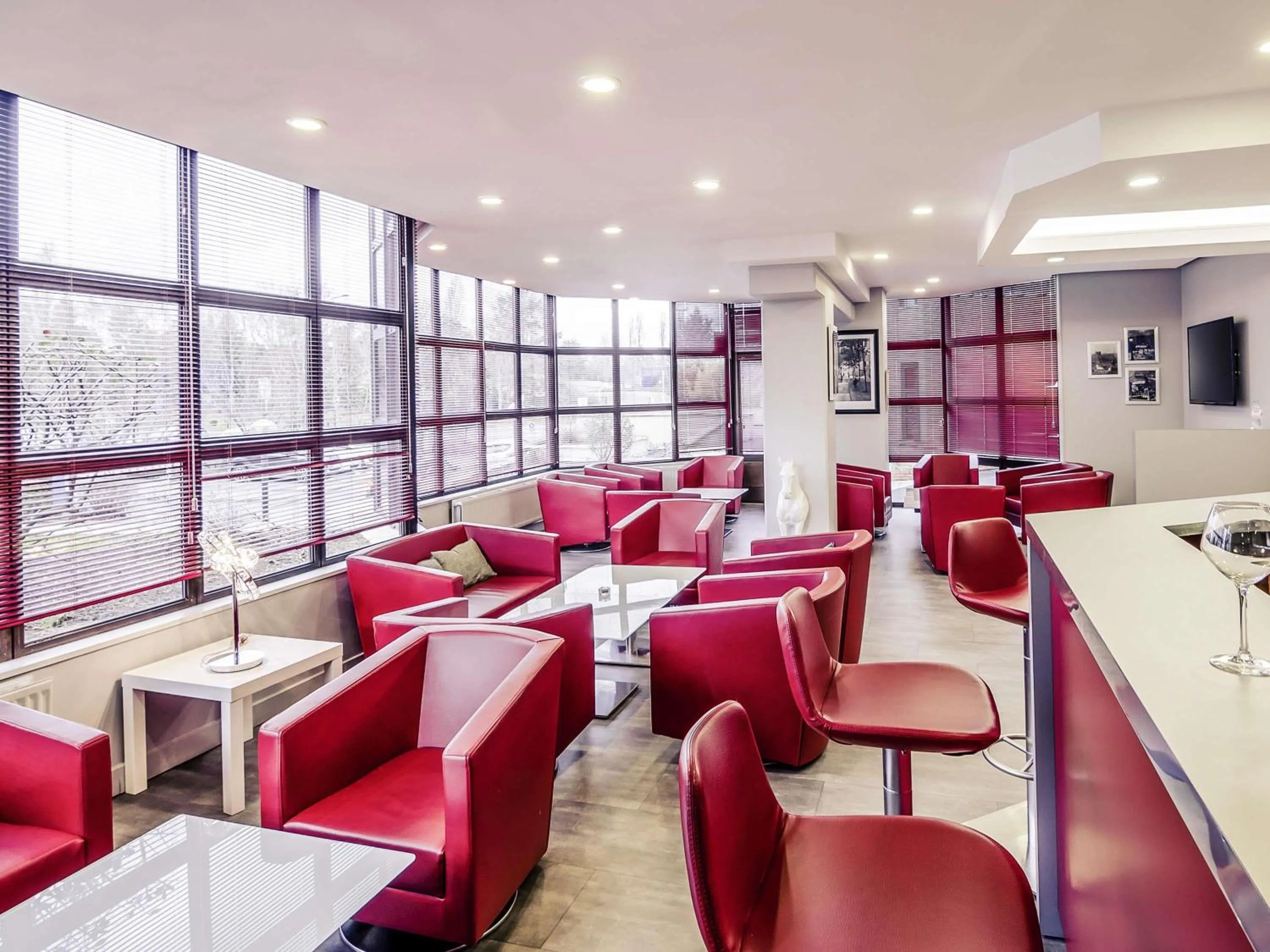 Lounge or bar in Mercure Cergy Pontoise Centre