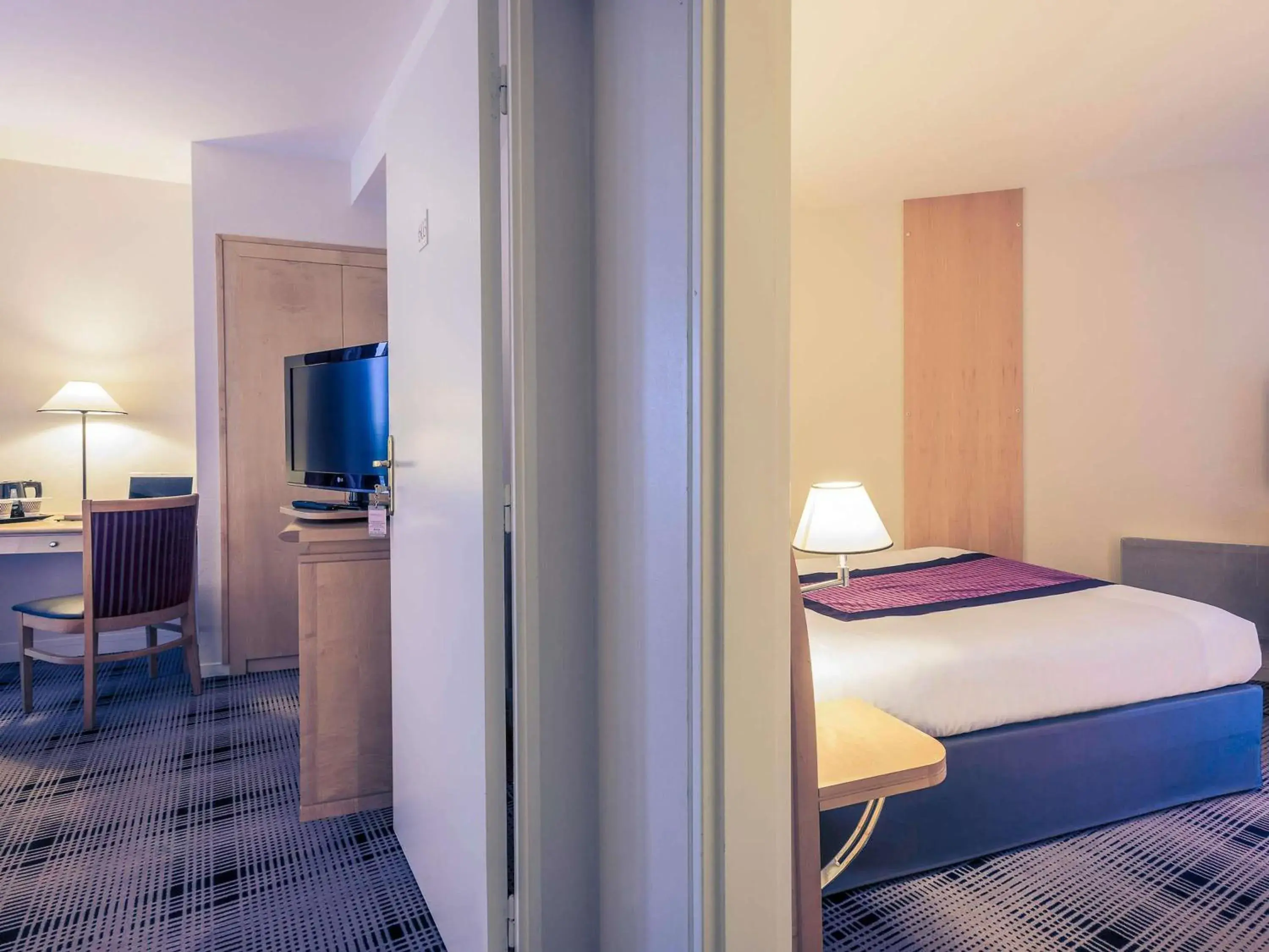 Family Suite with 2 connecting rooms in Mercure Tours Centre Gare et Congrès Family Suite with 2 connecting rooms in Mercure Tours Centre Gare et Congrès