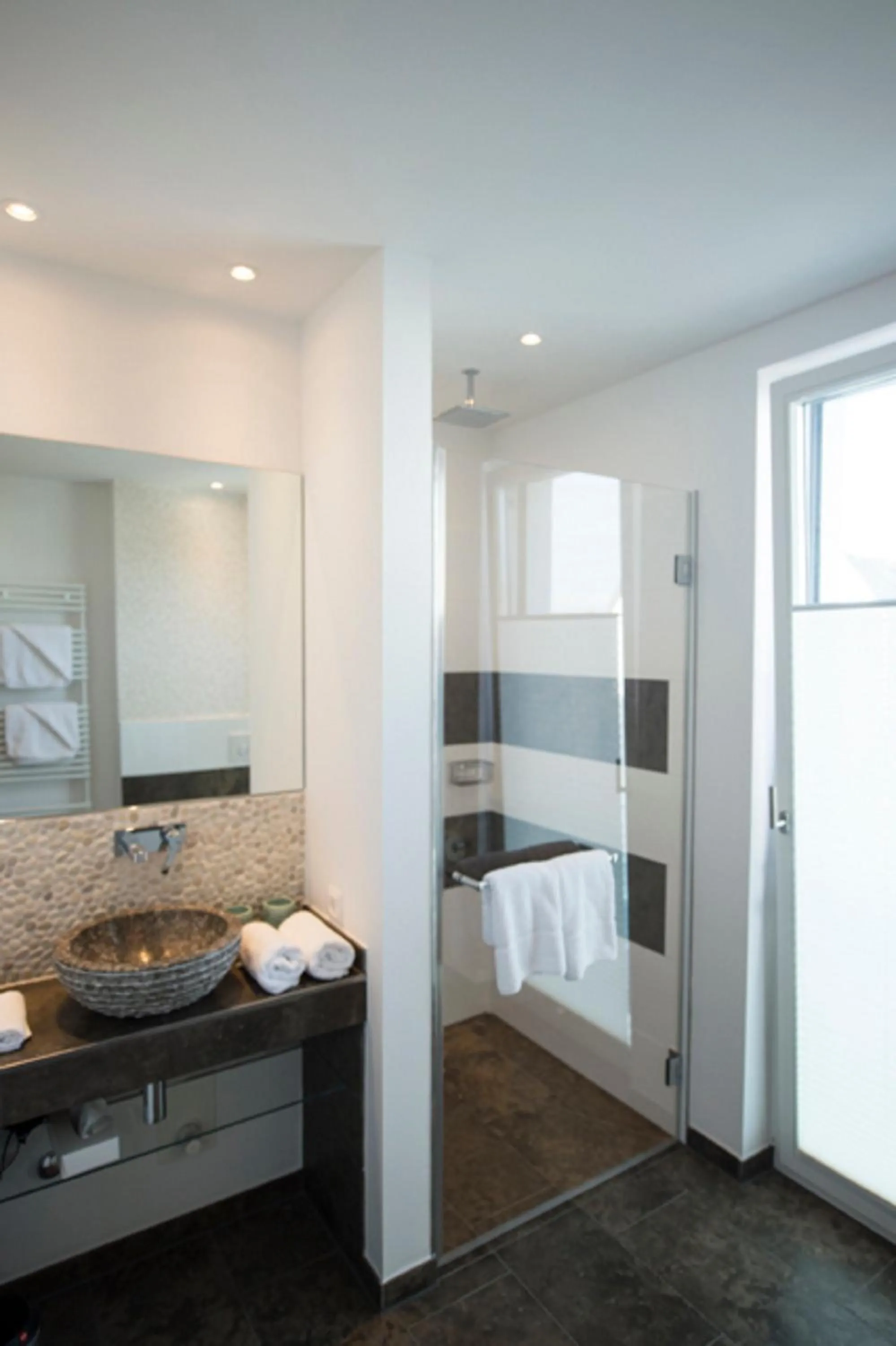 Bathroom, Bed in Das 54 Grad Nord - Apartments & More