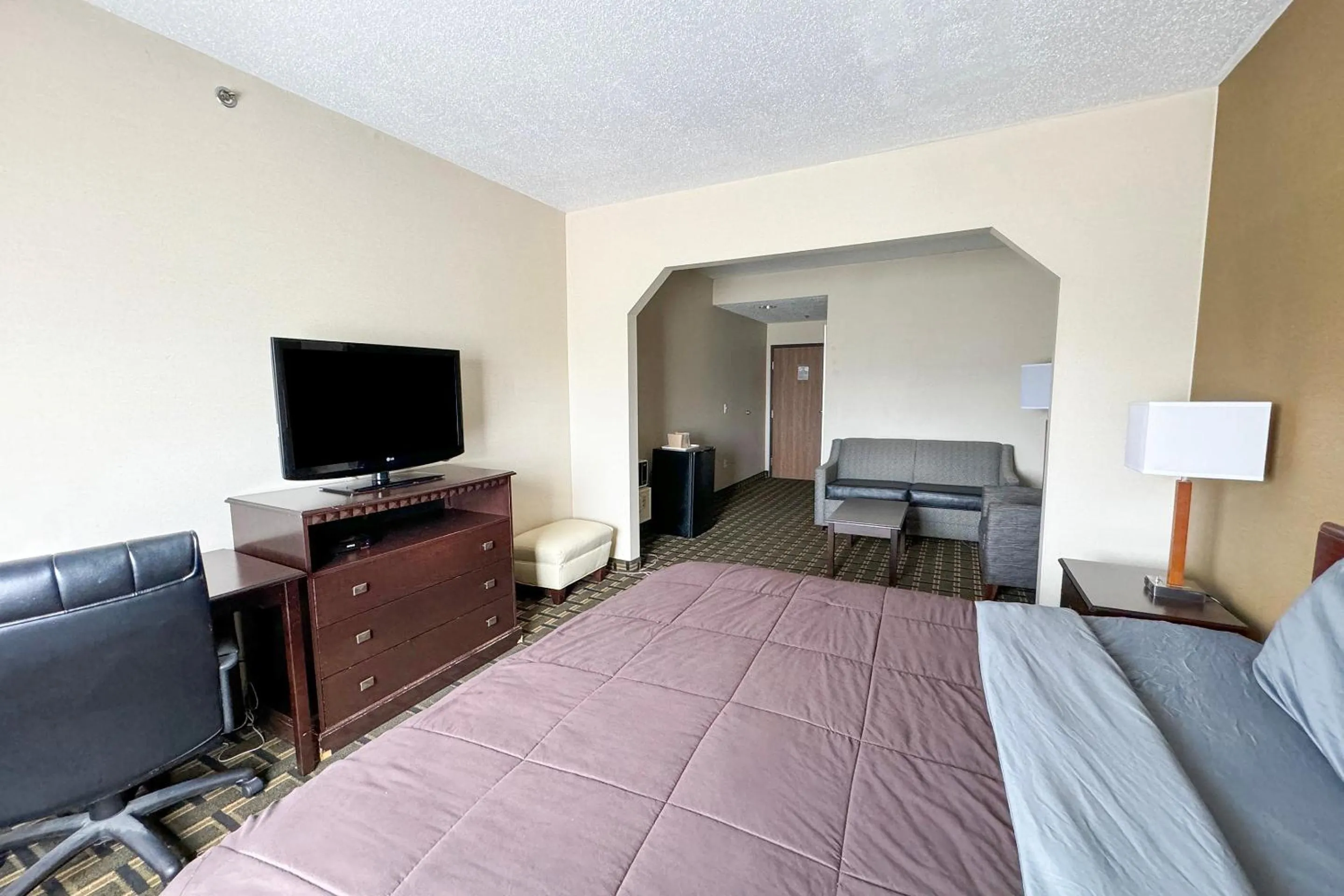 Bedroom, Bed in FairBridge Inn & Suites Batavia-Darien Amusement Park