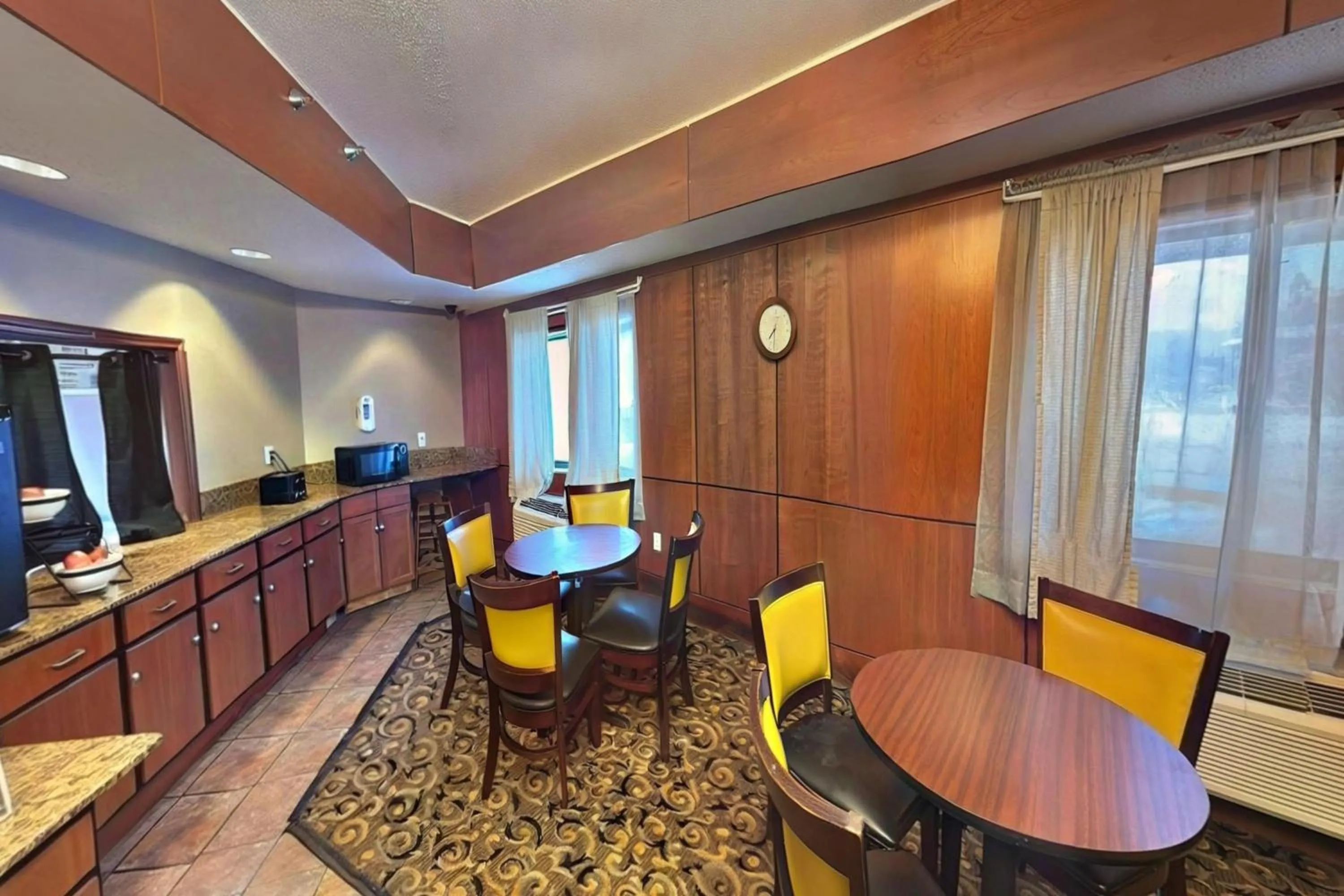 Dining area in FairBridge Inn & Suites Batavia-Darien Amusement Park
