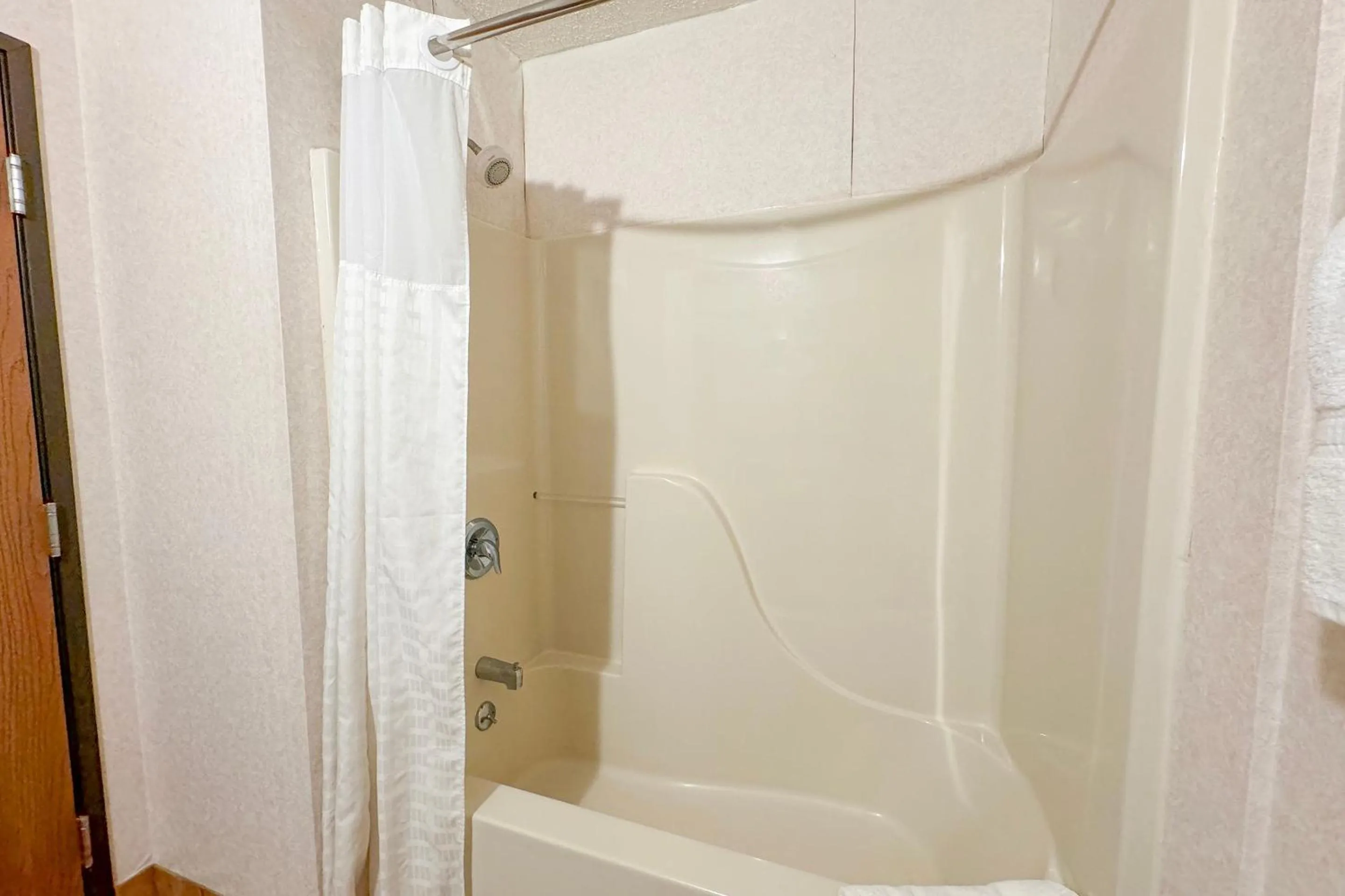 Bathroom in FairBridge Inn & Suites Batavia-Darien Amusement Park