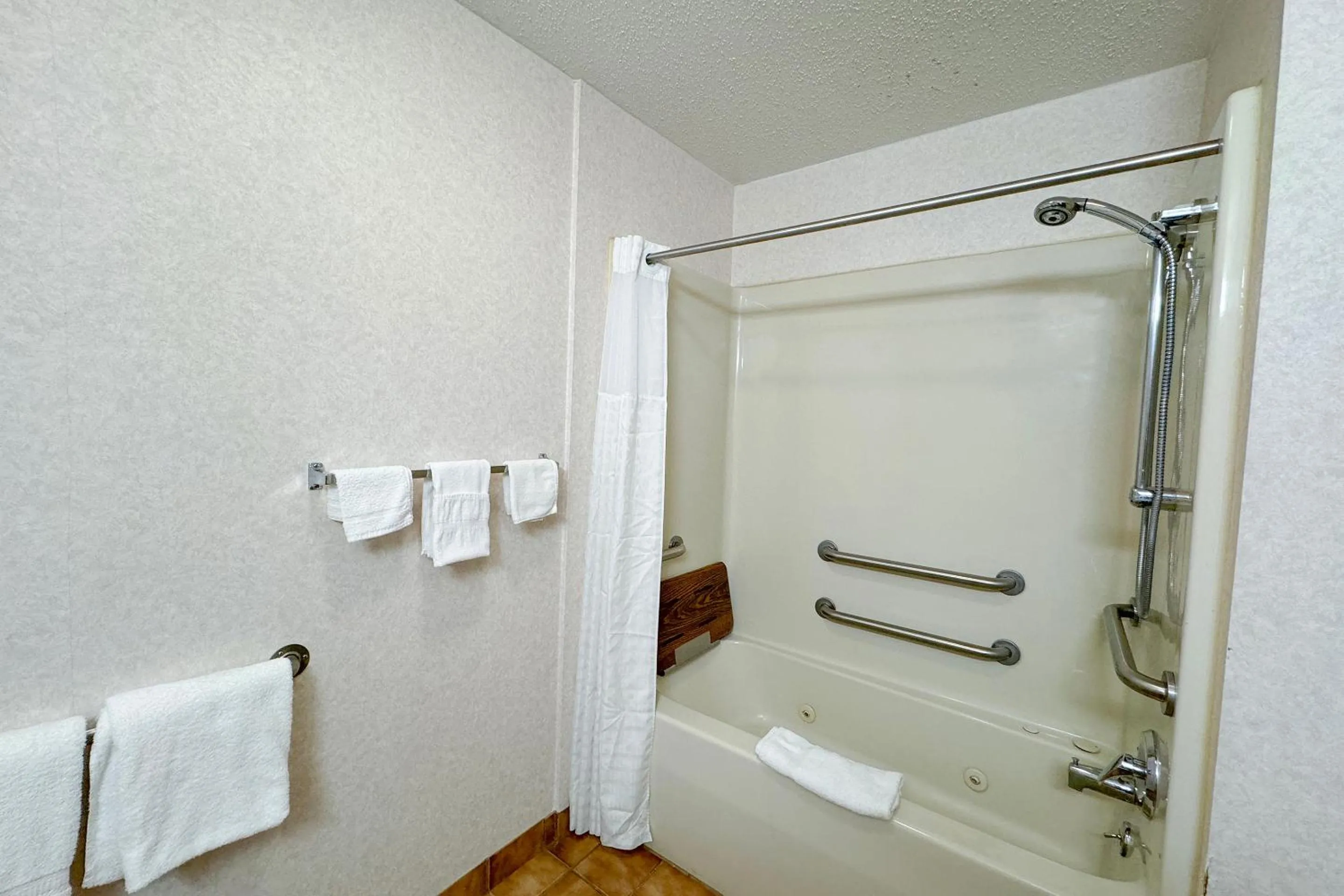 Bathroom in FairBridge Inn & Suites Batavia-Darien Amusement Park