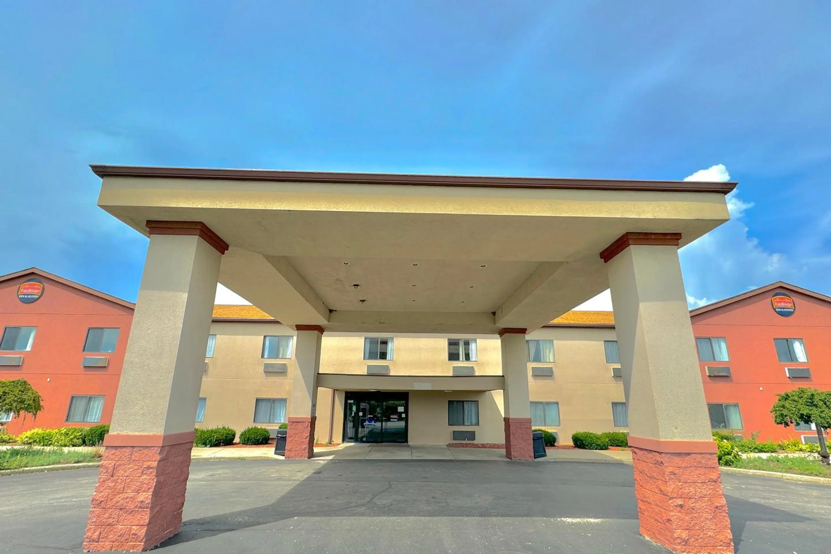 Facade/entrance in FairBridge Inn & Suites Batavia-Darien Amusement Park