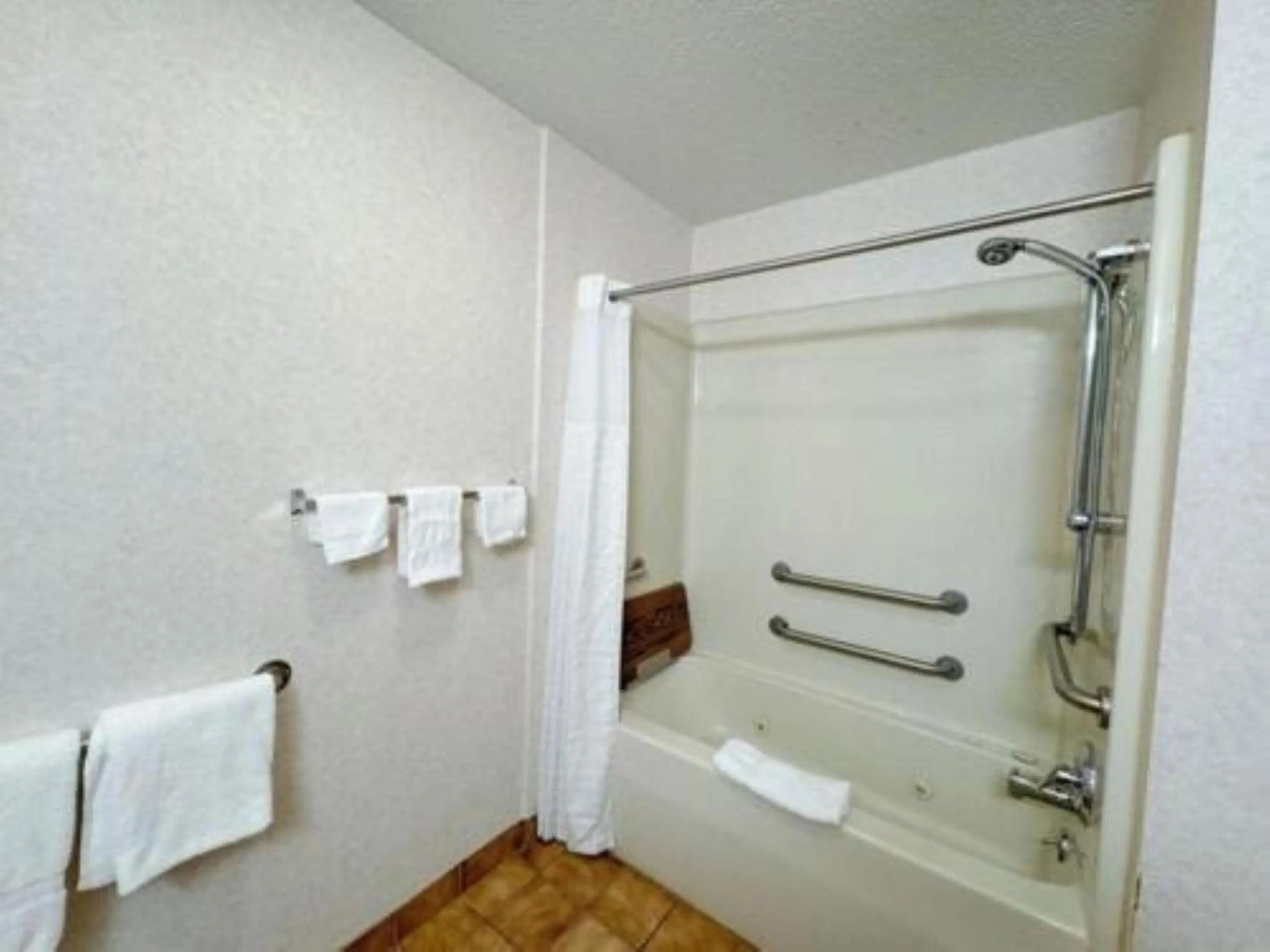 Bathroom in FairBridge Inn & Suites Batavia-Darien Amusement Park