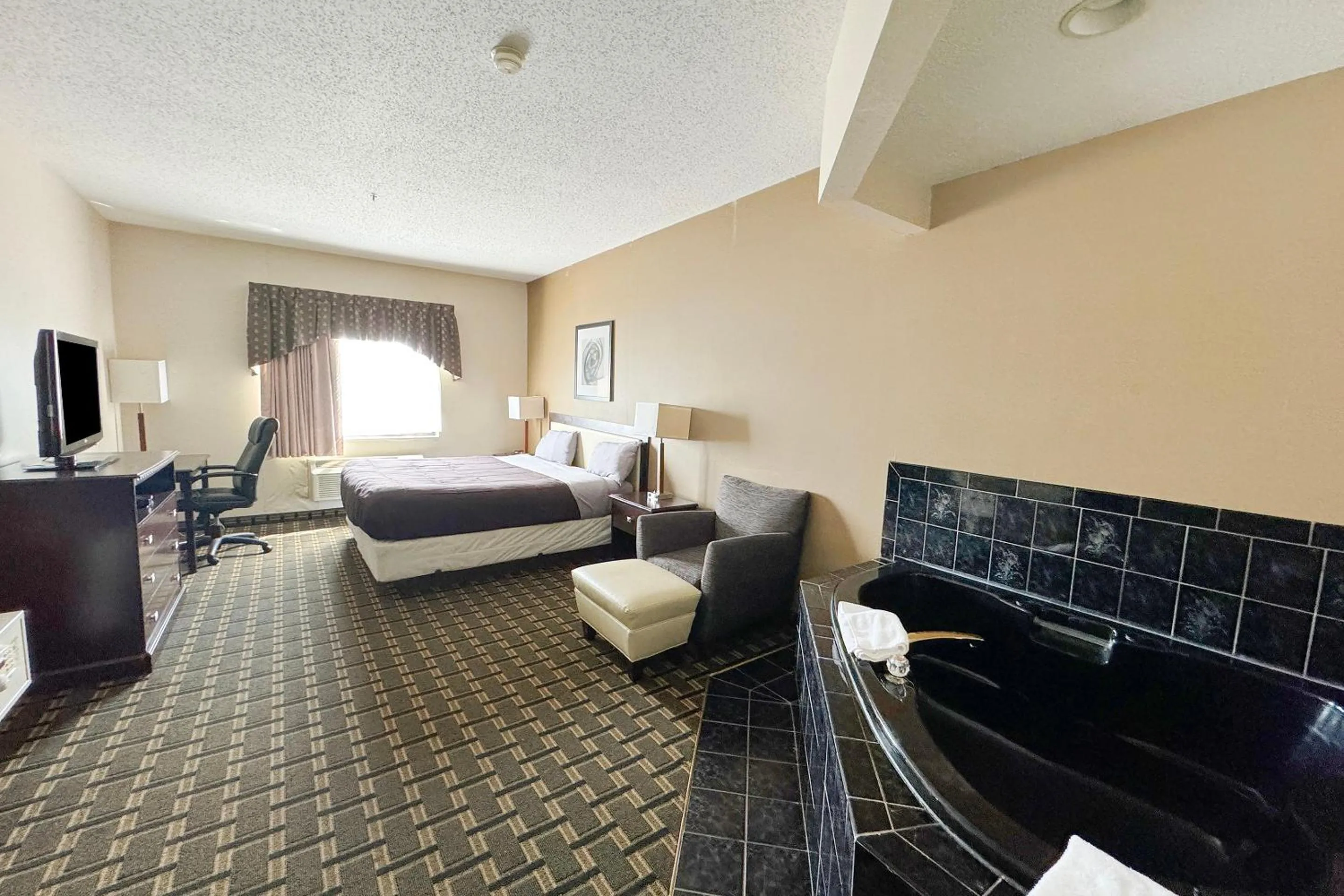 Bedroom, Bed in FairBridge Inn & Suites Batavia-Darien Amusement Park