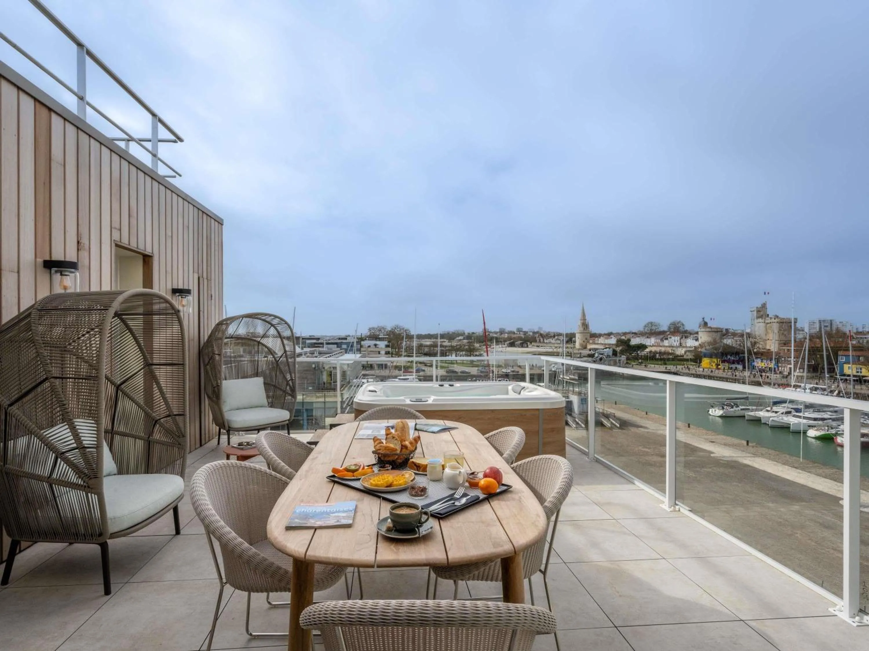 Bedroom in Mercure La Rochelle Vieux Port