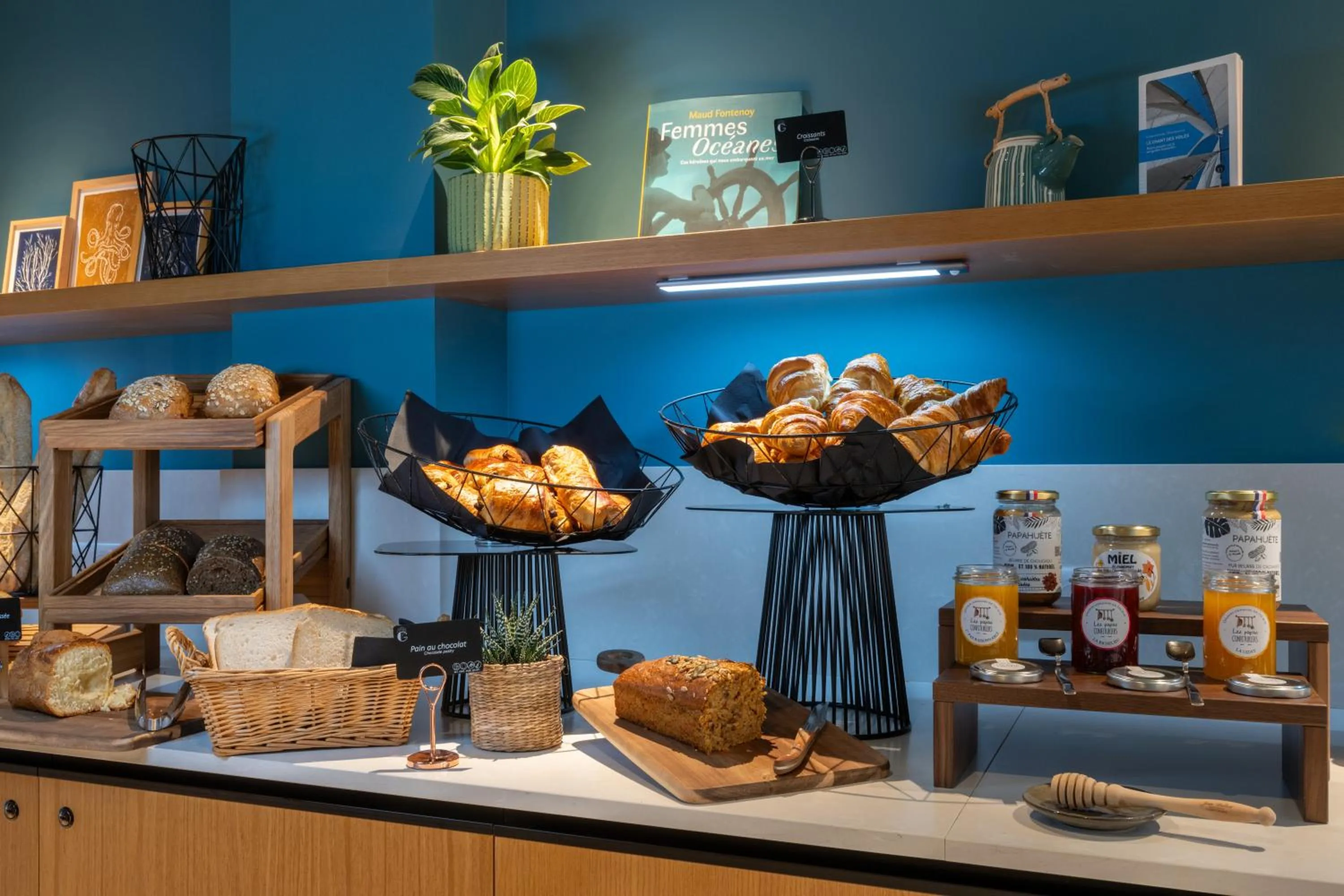 Coffee/tea facilities in Mercure La Rochelle Vieux Port
