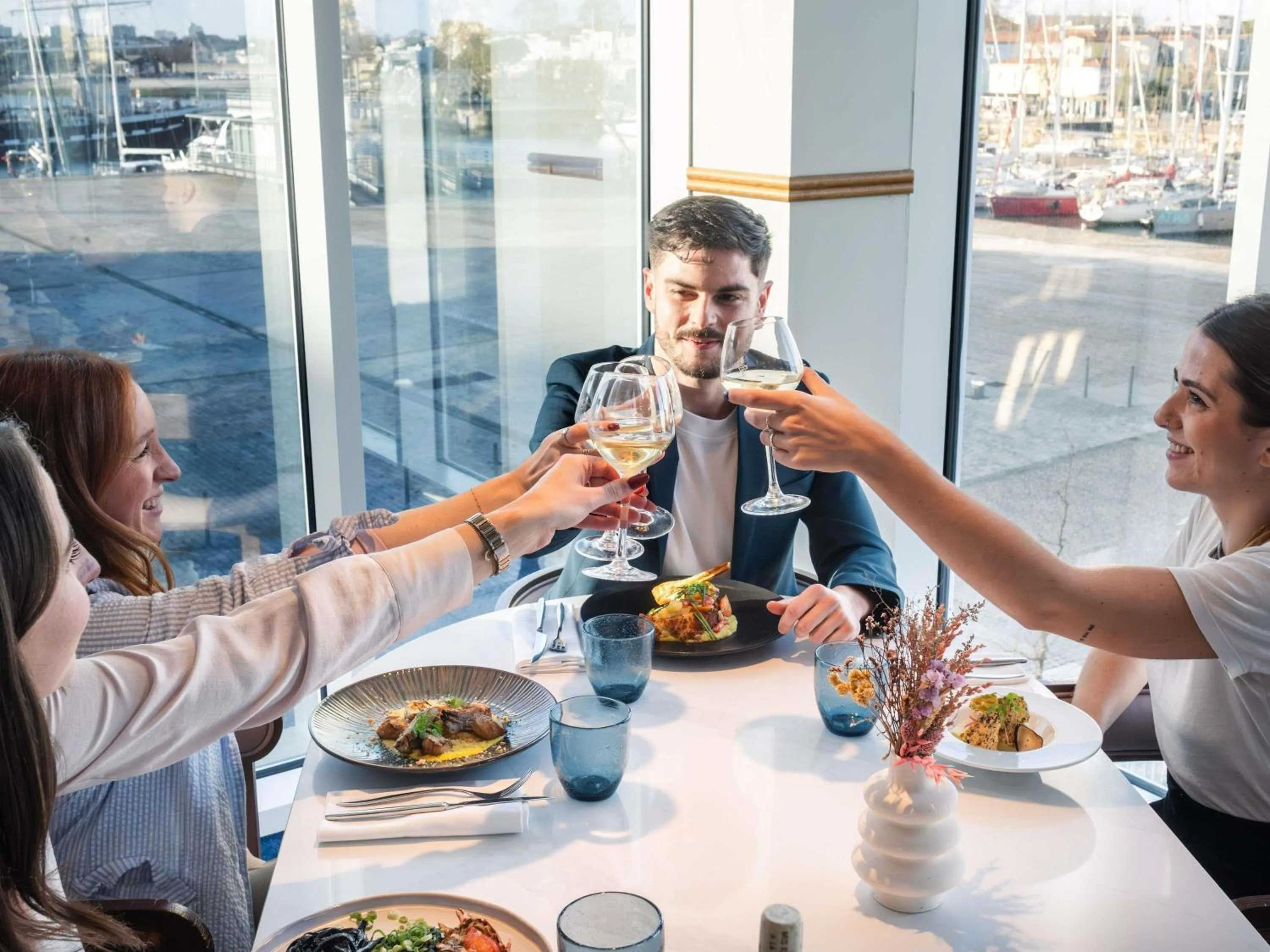 Restaurant/places to eat in Mercure La Rochelle Vieux Port