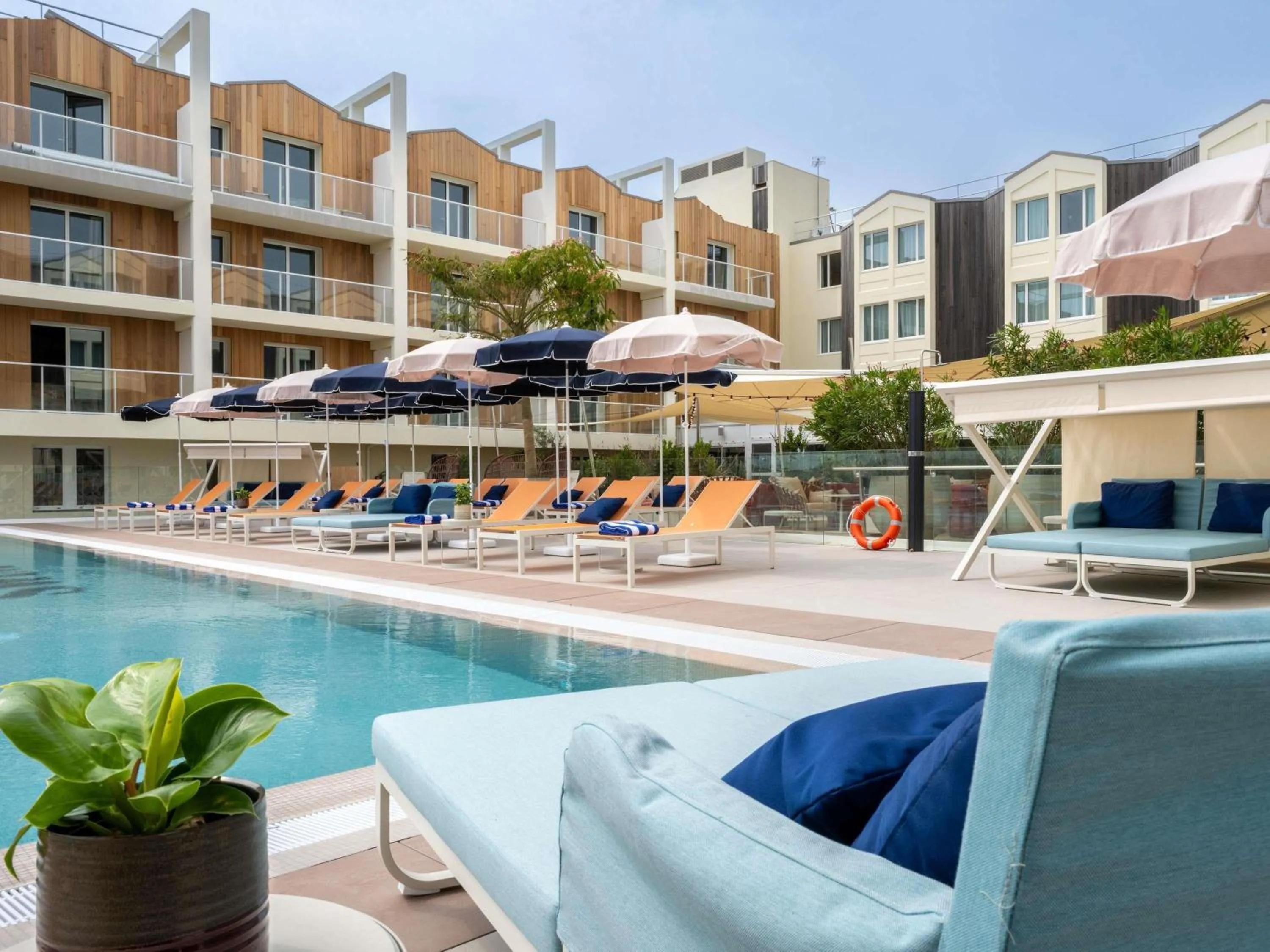 Pool view in Mercure La Rochelle Vieux Port