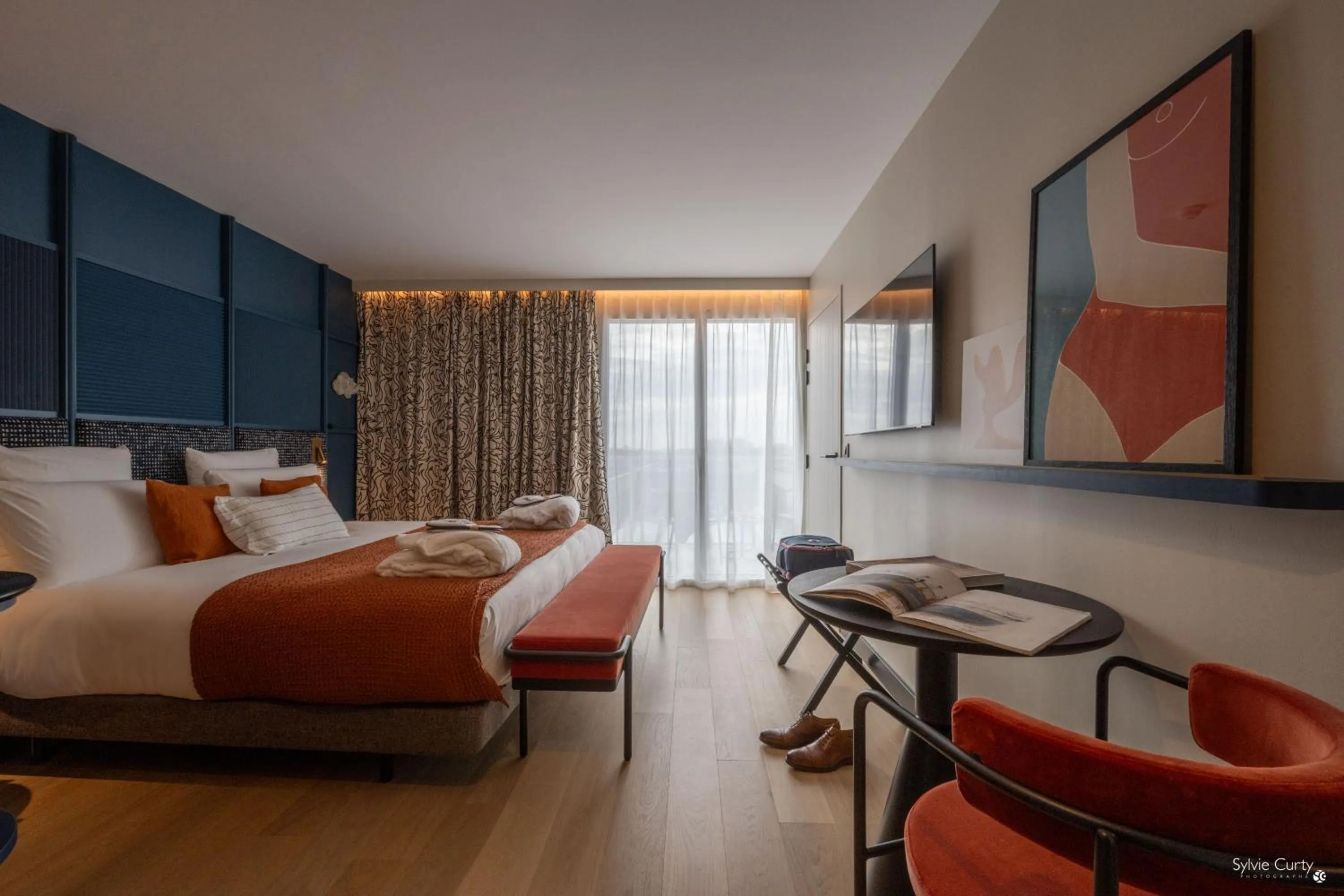 TV and multimedia, Bed in Mercure La Rochelle Vieux Port