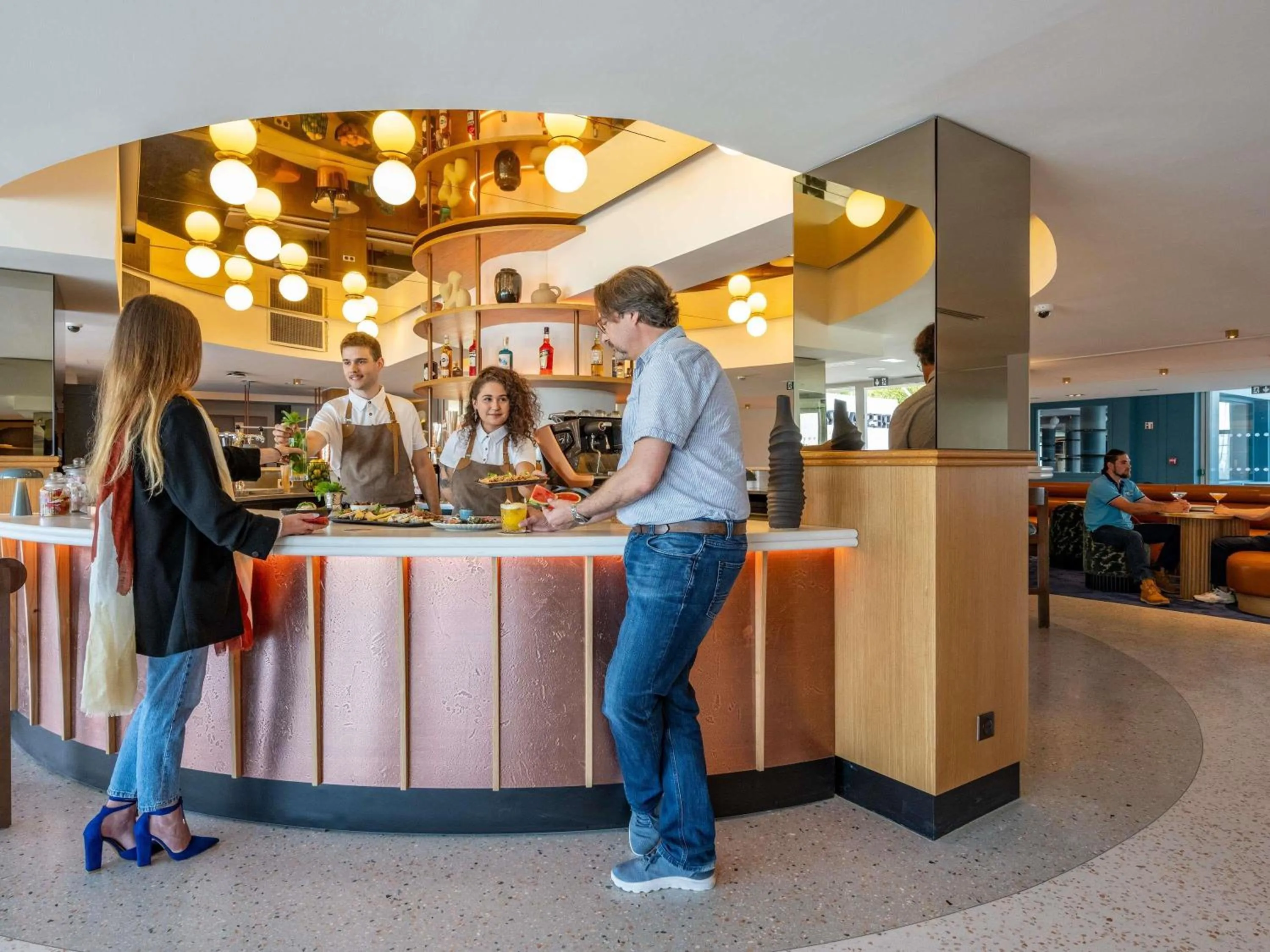 Lounge or bar in Mercure La Rochelle Vieux Port