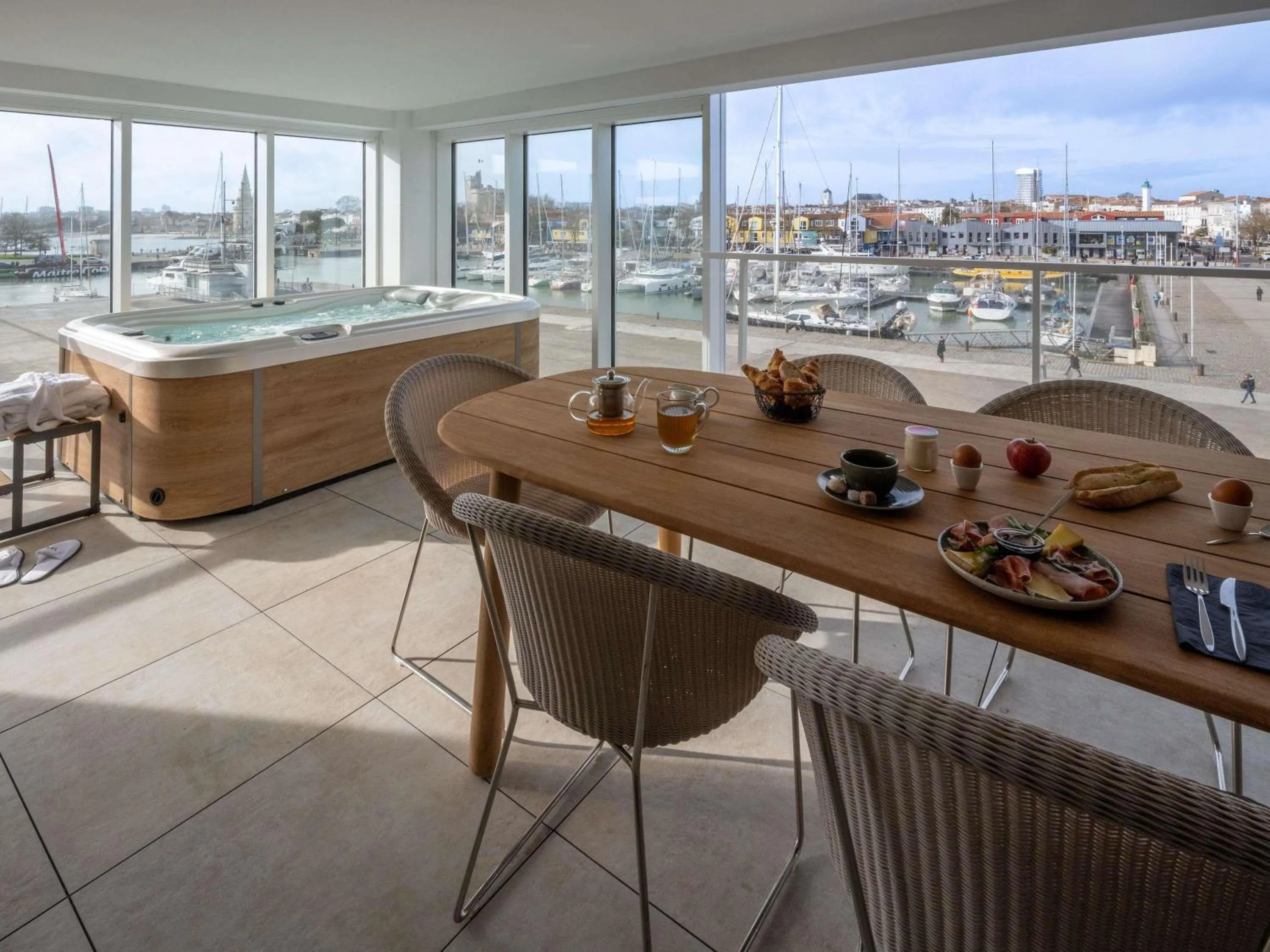 Bedroom in Mercure La Rochelle Vieux Port