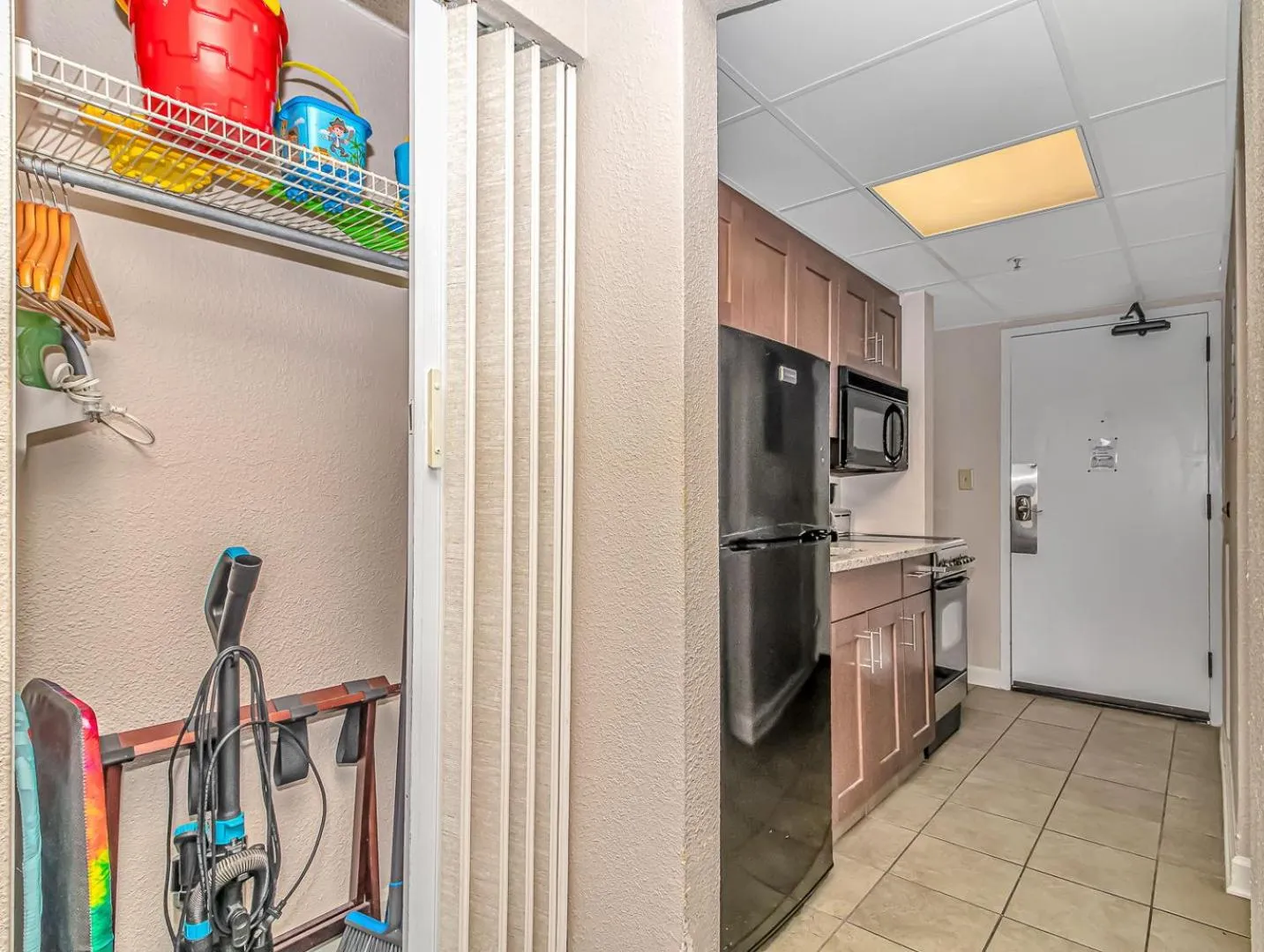 Kitchen or kitchenette in Holiday Pavilion 405