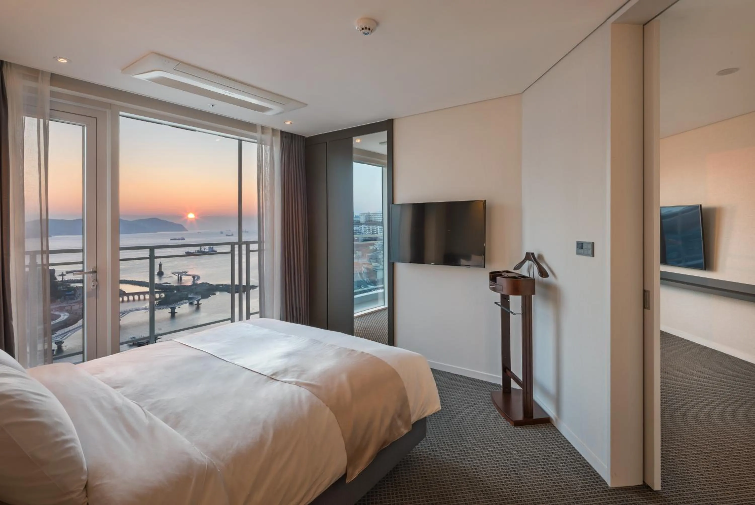 Bedroom, Bed in Grab The Ocean Songdo