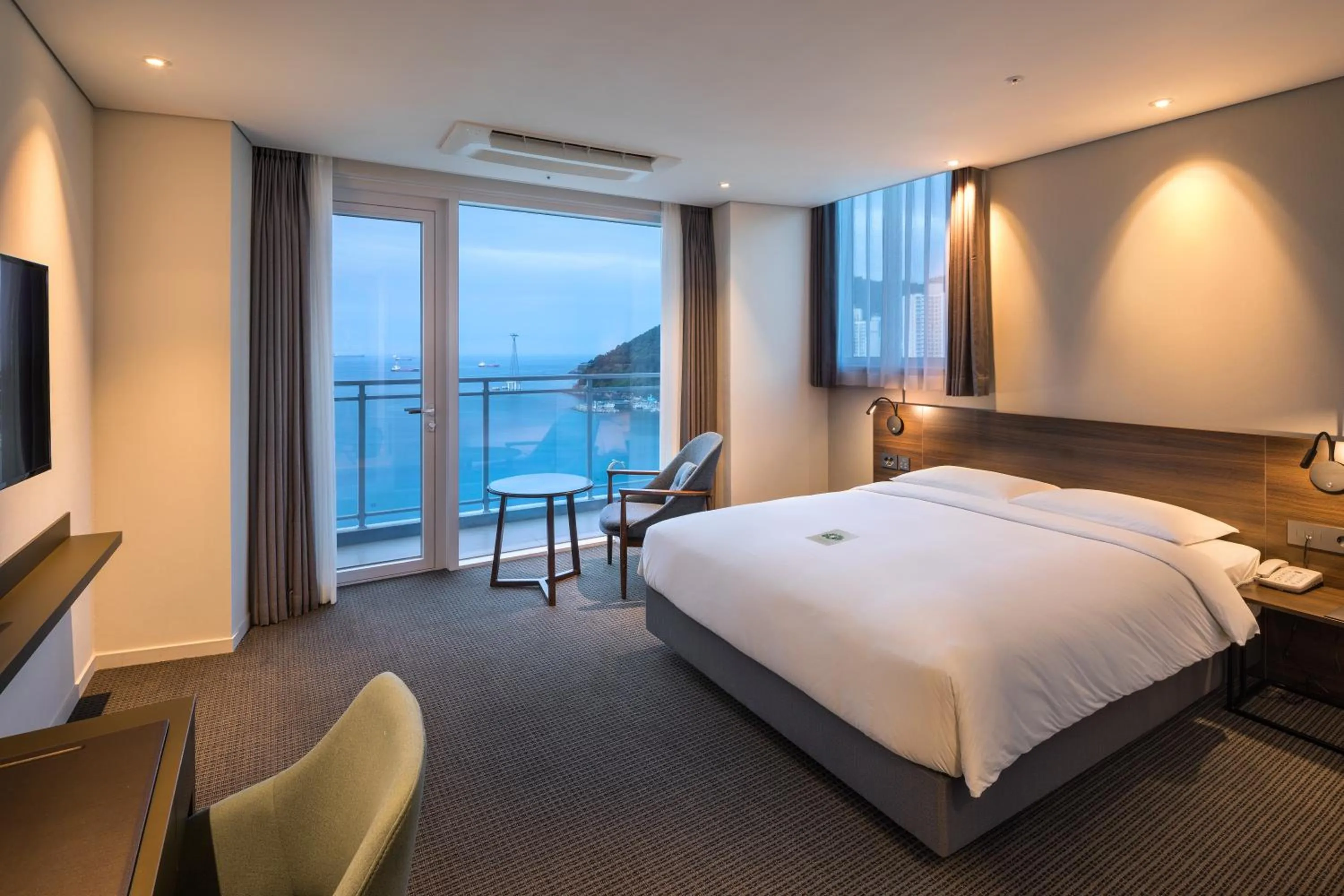Photo of the whole room, Bed in Grab The Ocean Songdo