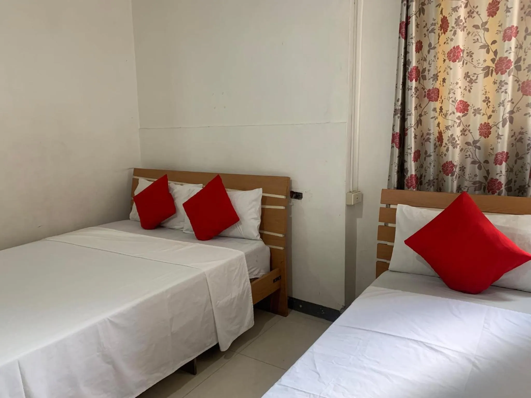 Photo of the whole room, Bed in Lucky Hotel Binondo