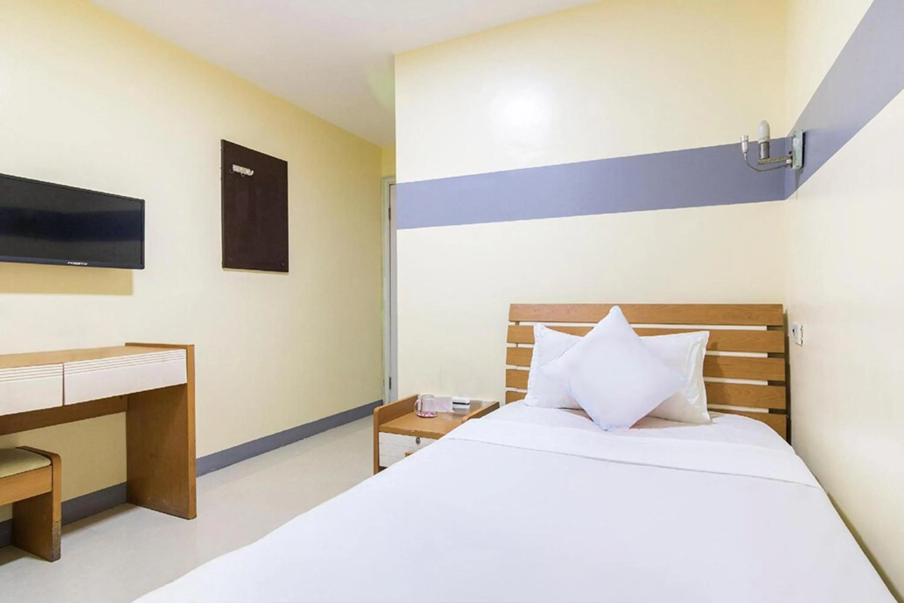 Bedroom, Bed in Lucky Hotel Binondo