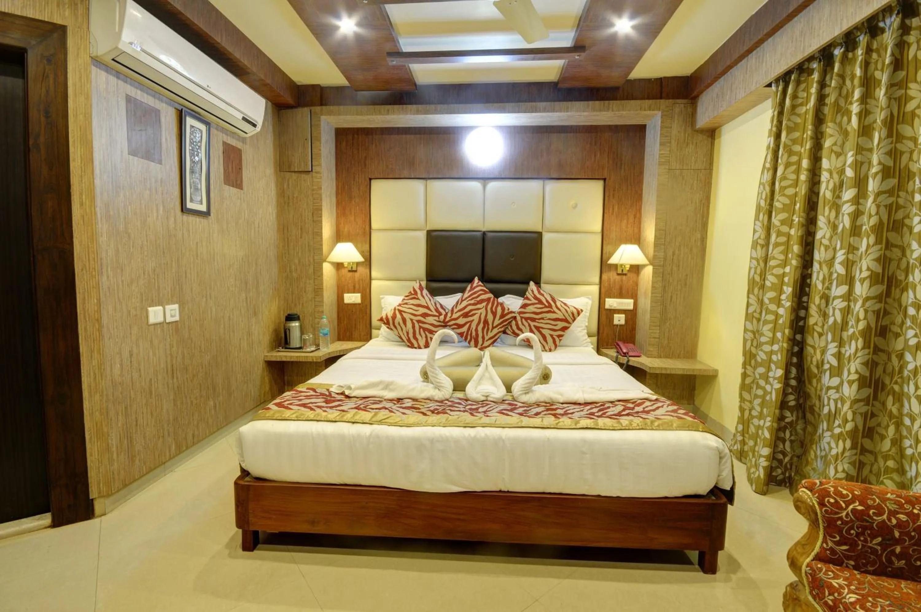 Photo of the whole room, Bed in Hotel Sidharth