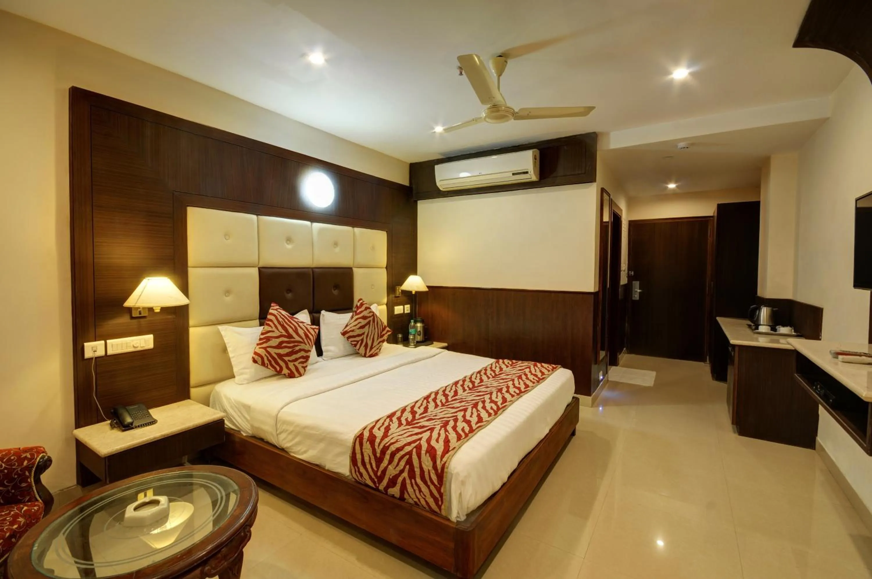 Photo of the whole room, Bed in Hotel Sidharth