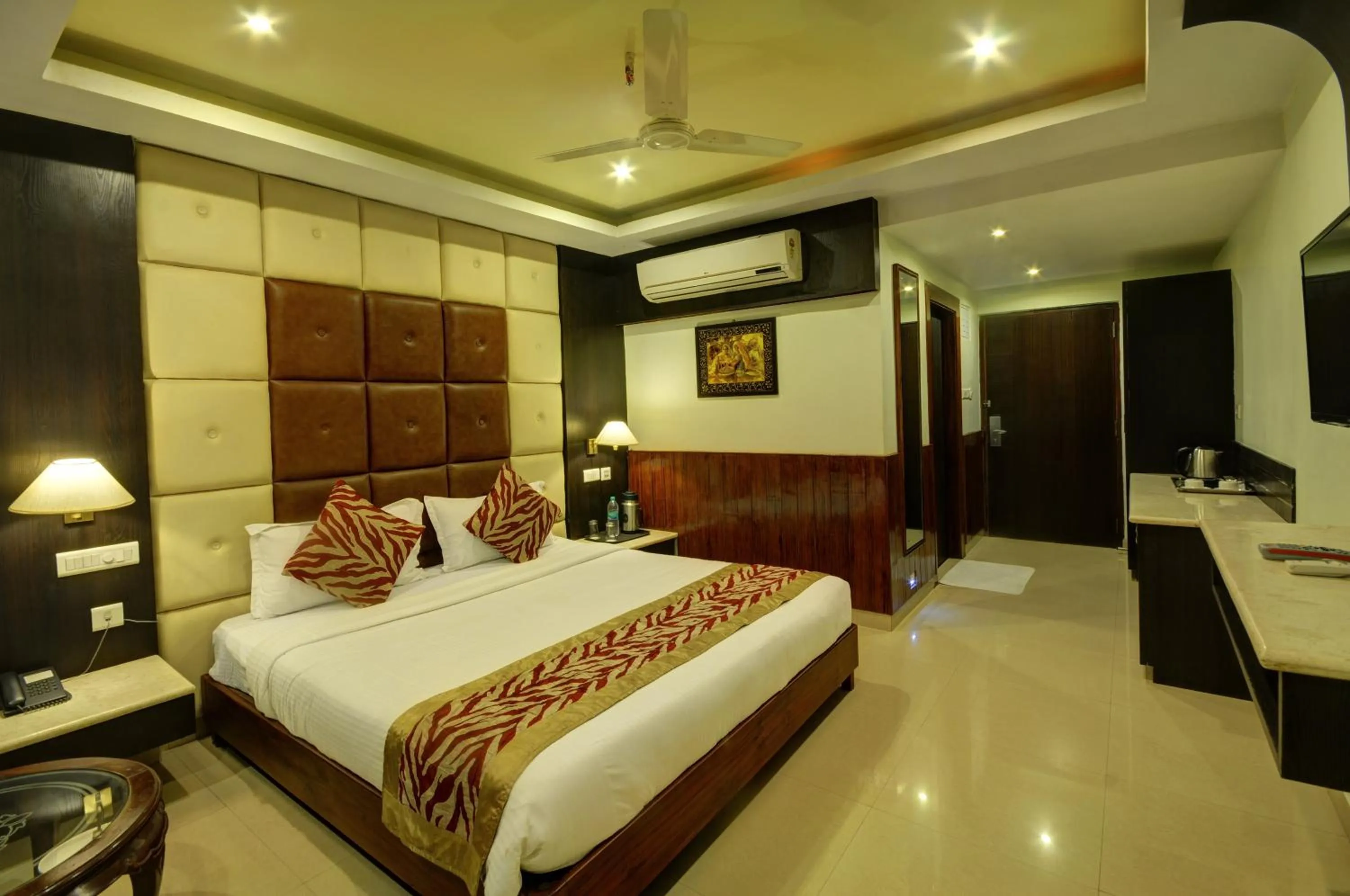 Photo of the whole room, Bed in Hotel Sidharth