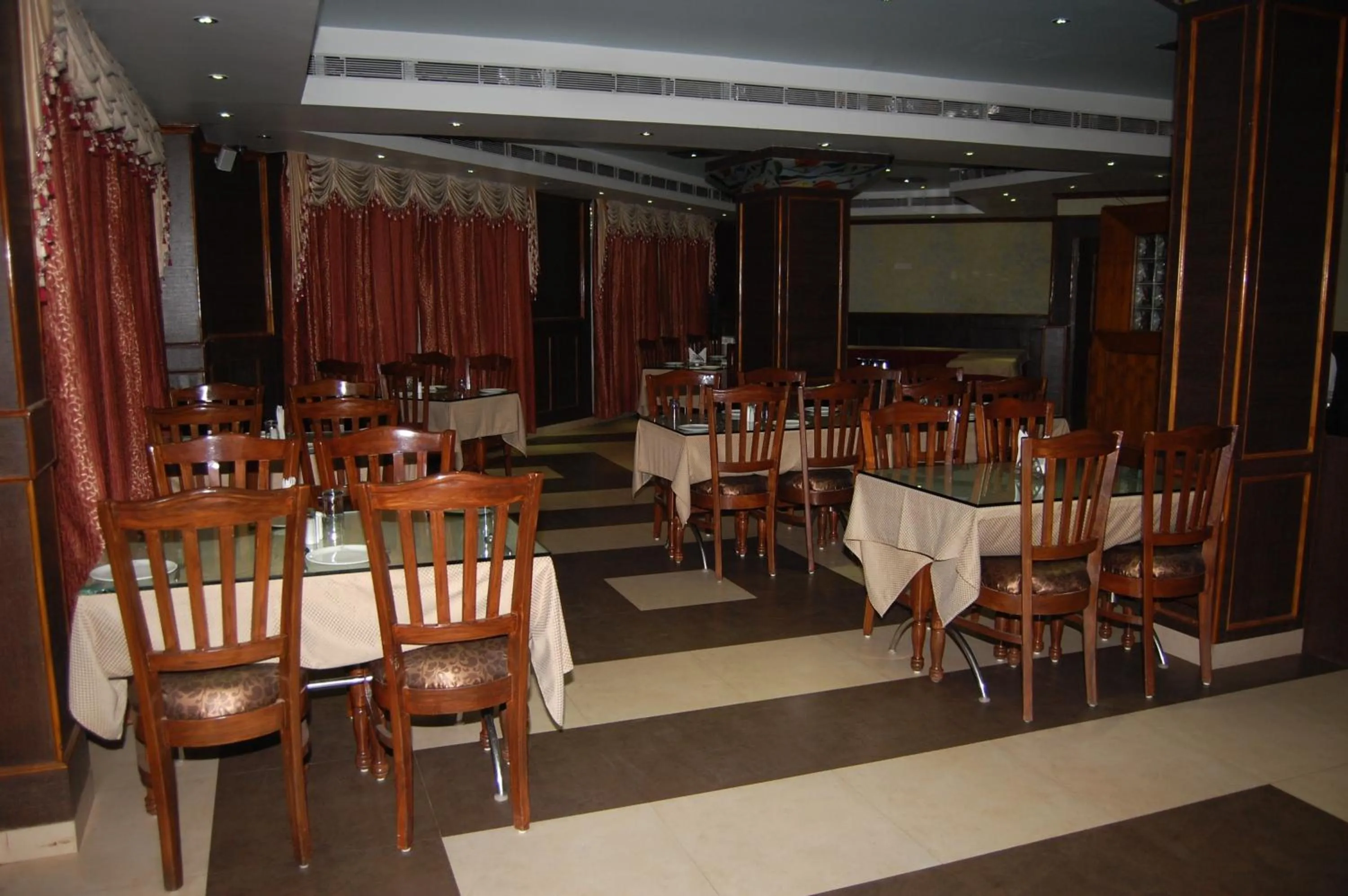 Restaurant/places to eat in Hotel Sidharth