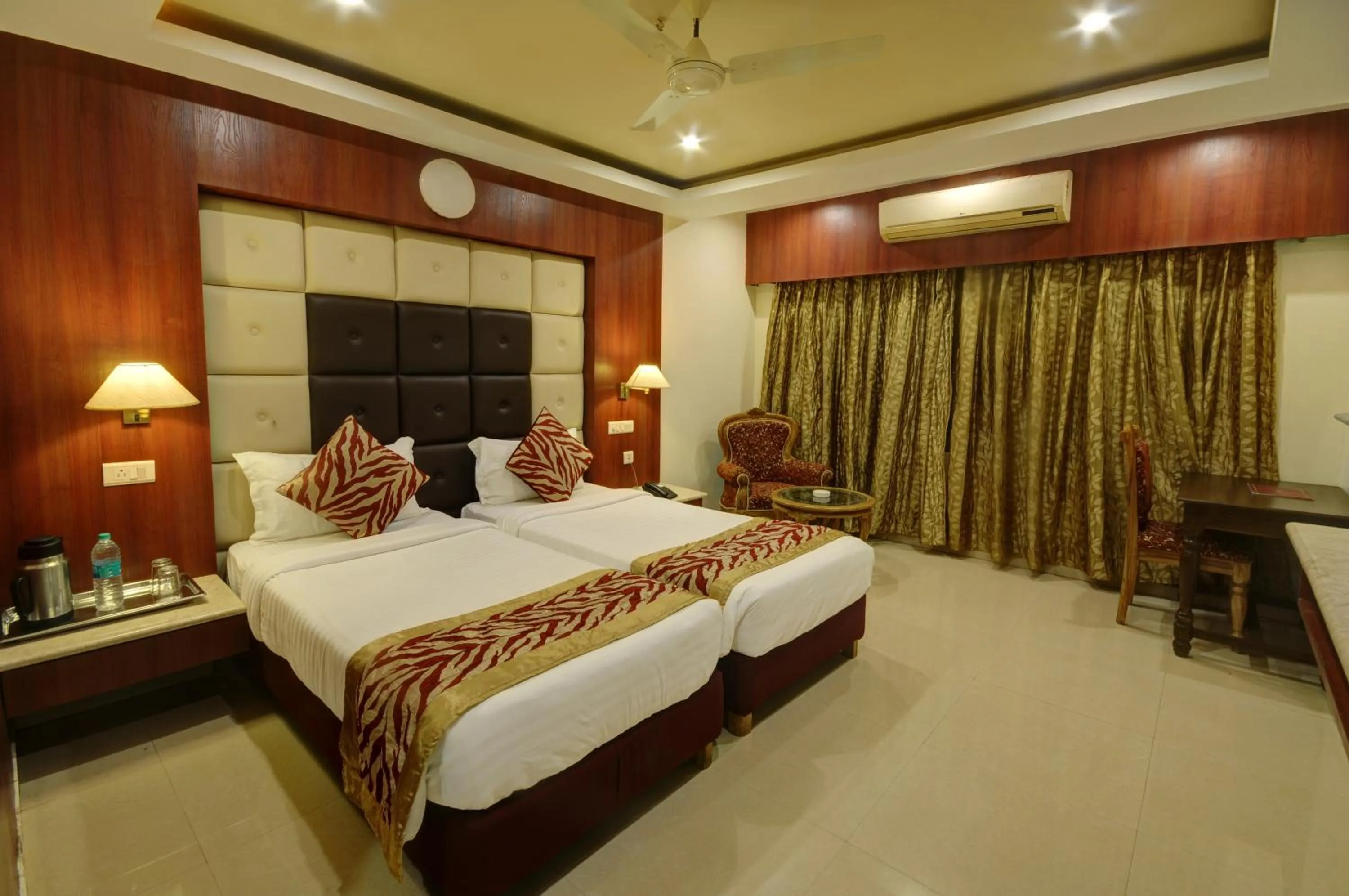 Photo of the whole room, Bed in Hotel Sidharth