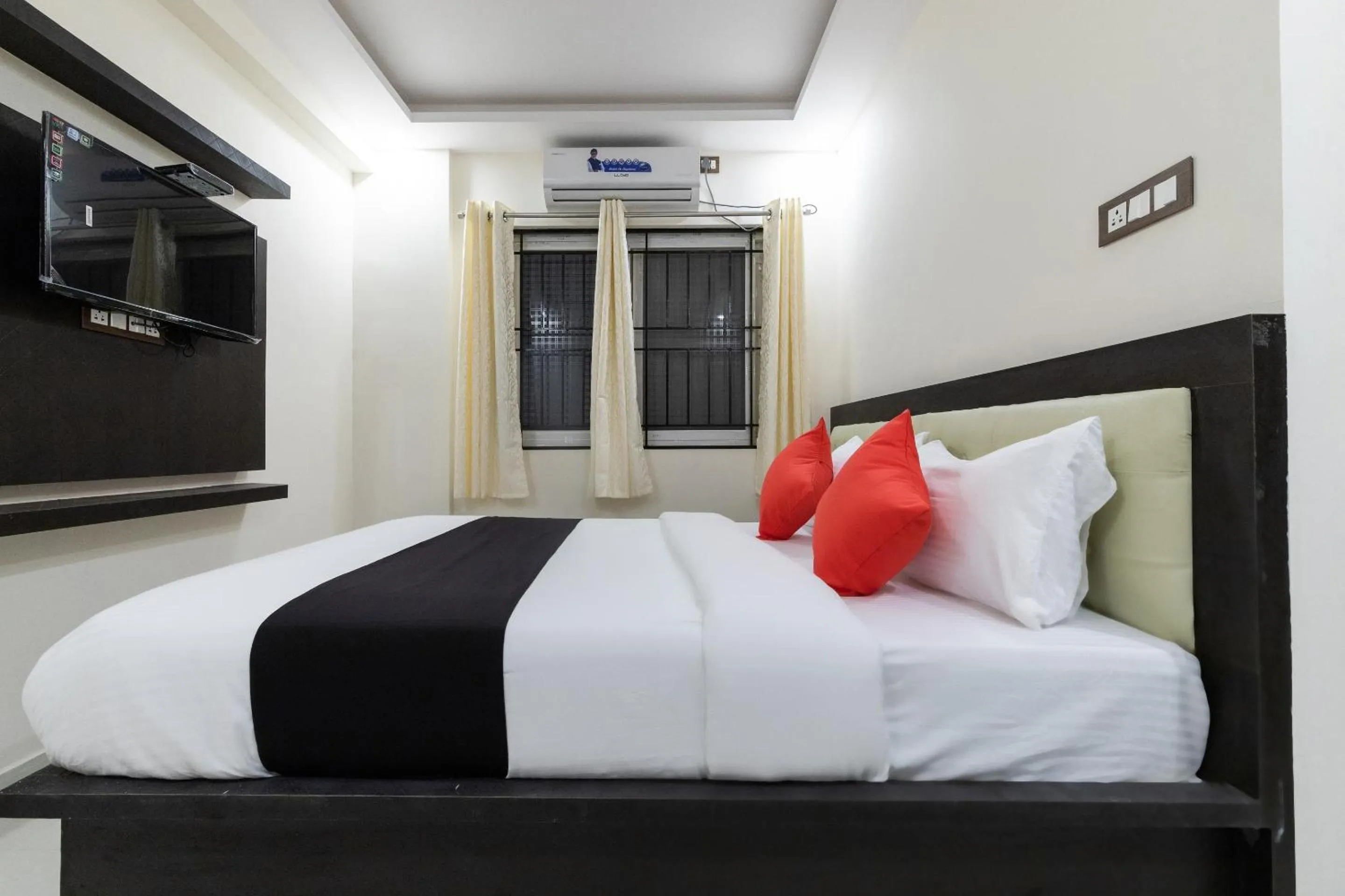 Bedroom, Bed in Capital O Regal suites