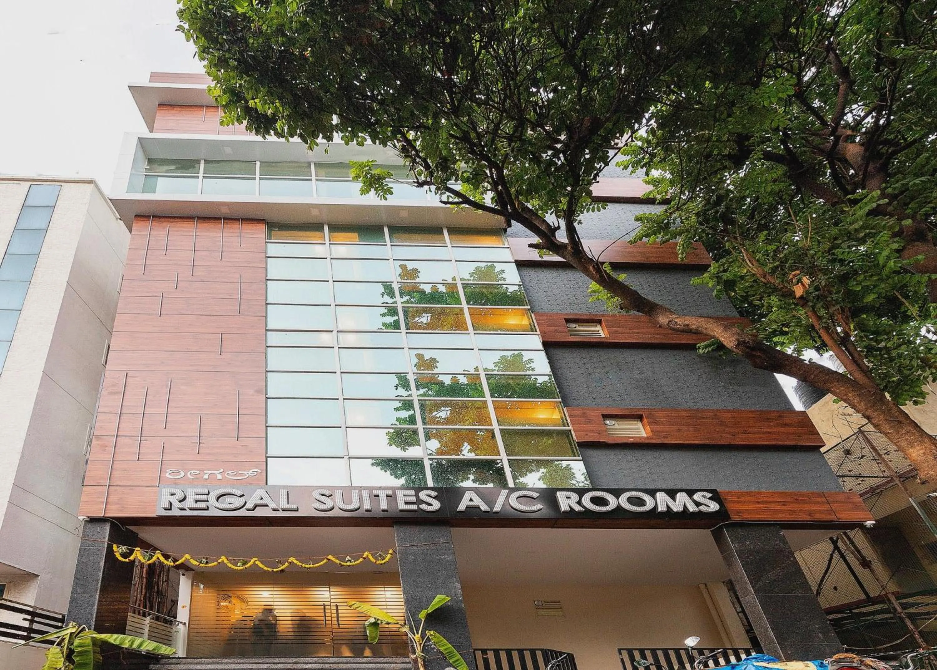 Facade/entrance in Capital O Regal suites