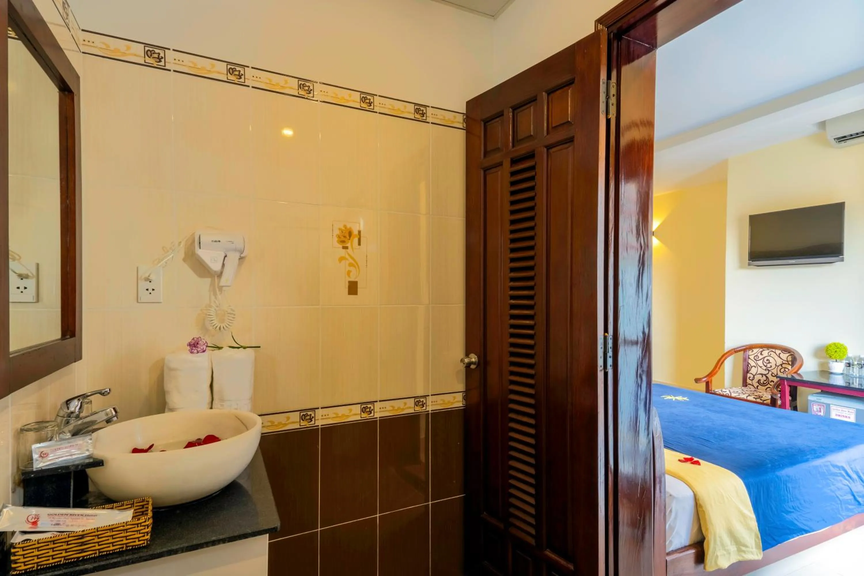 Toilet, Bed in Golden River Hotel
