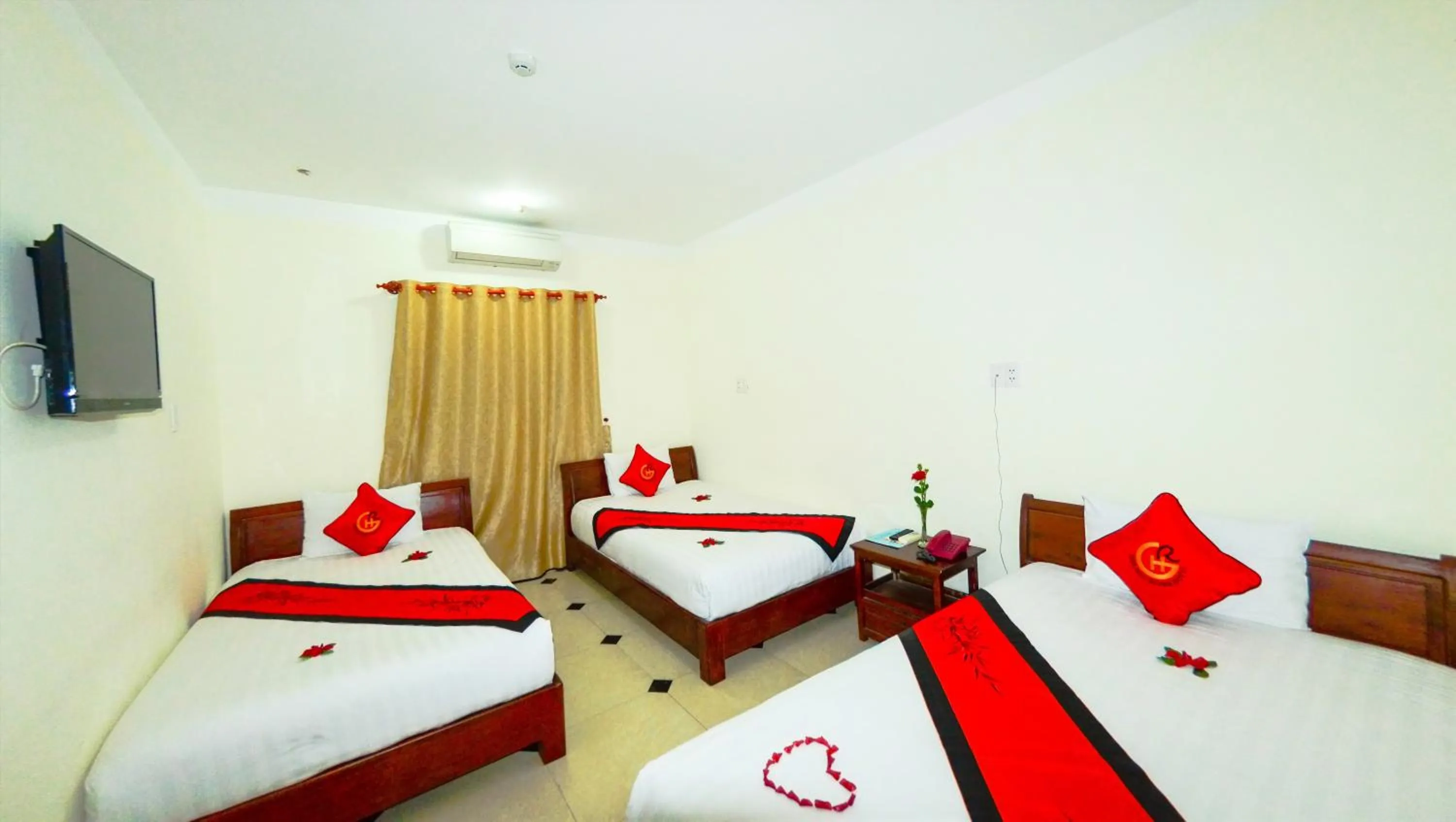 Bedroom, Bed in Golden River Hotel