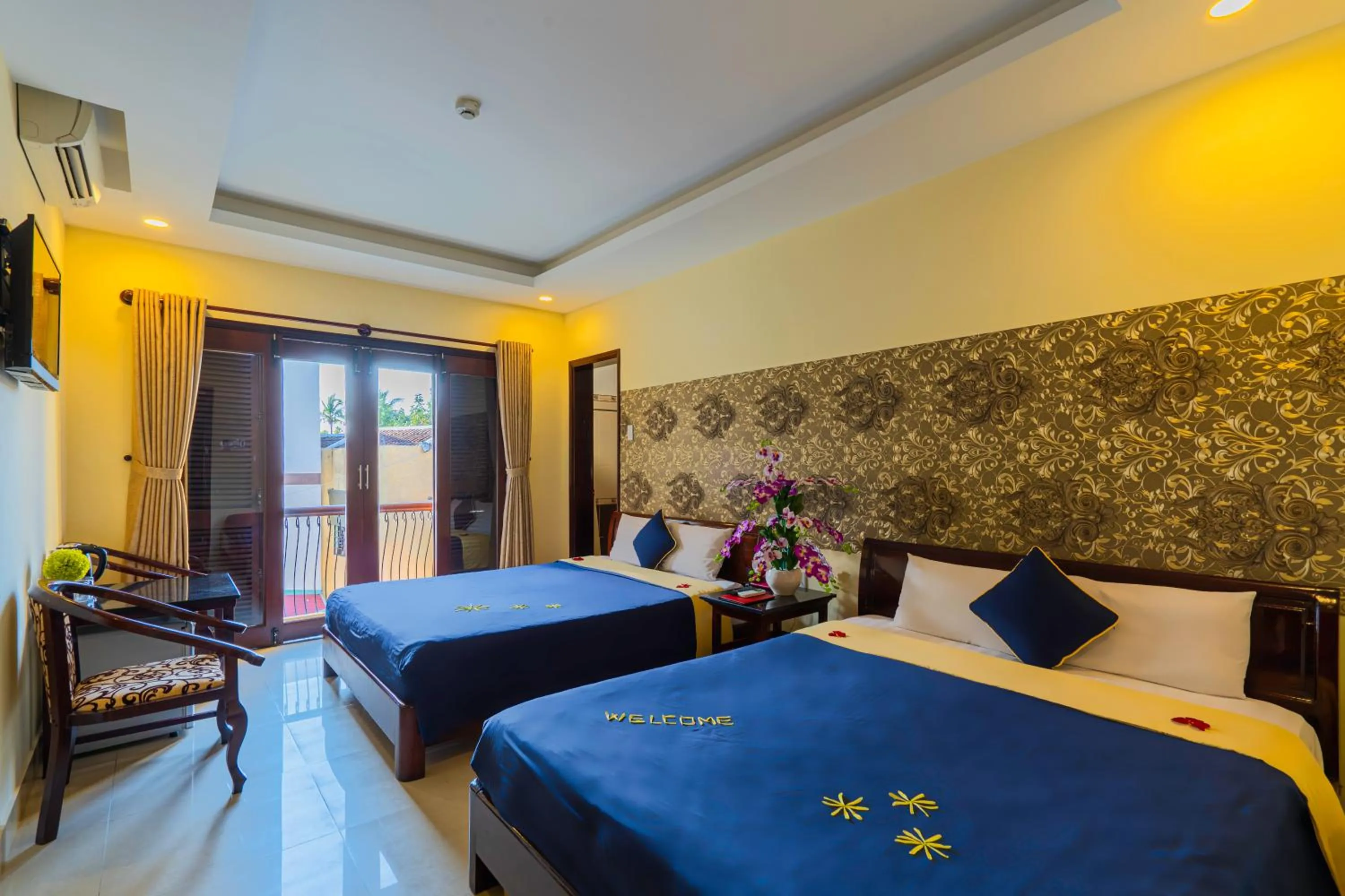 Bedroom, Bed in Golden River Hotel