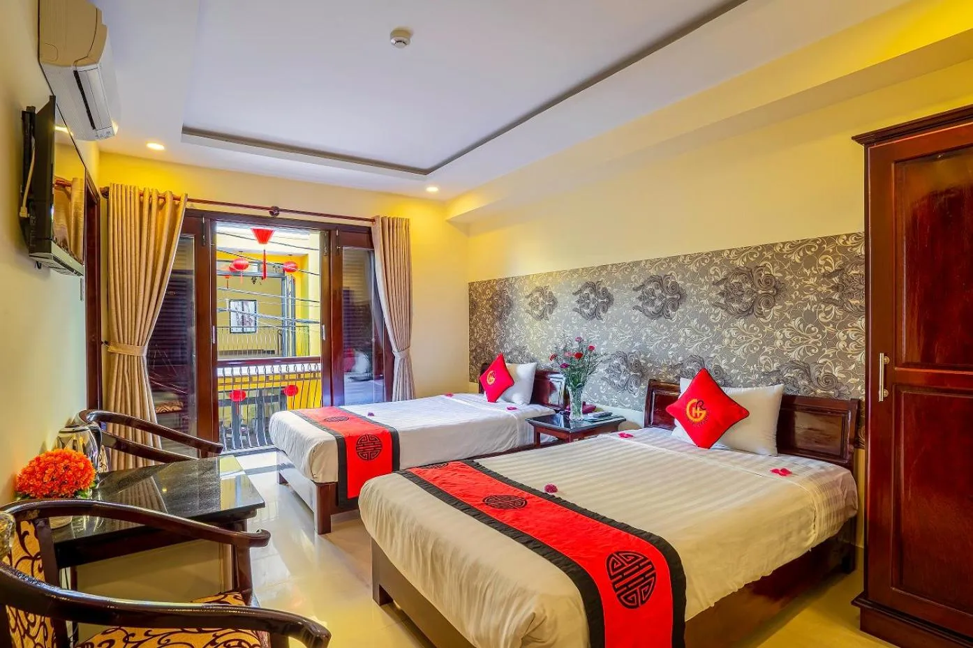 Photo of the whole room, Bed in Golden River Hotel