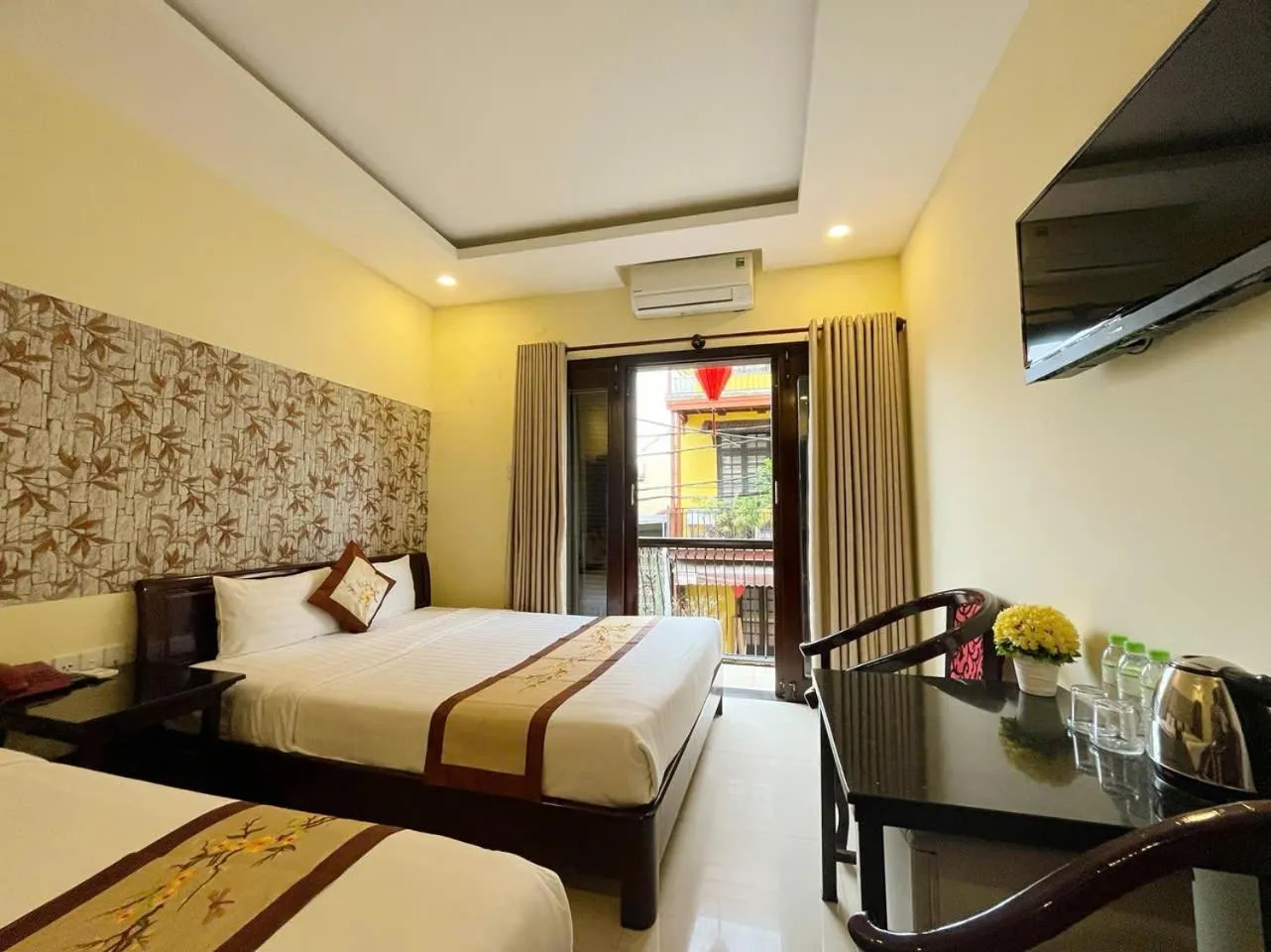 Photo of the whole room, Bed in Golden River Hotel