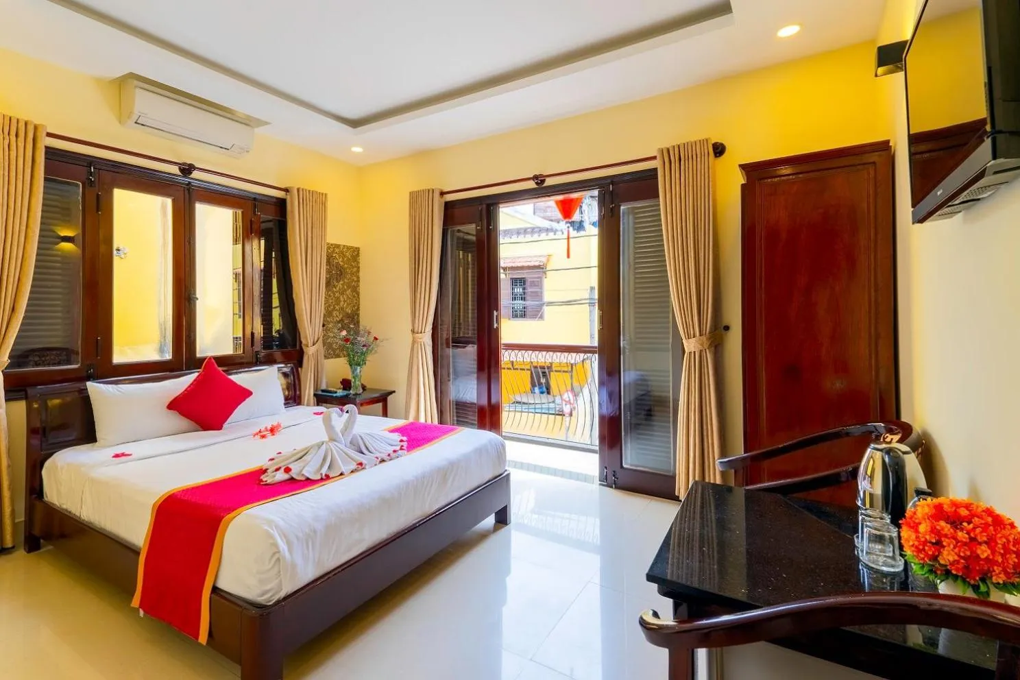 City view, Bed in Golden River Hotel