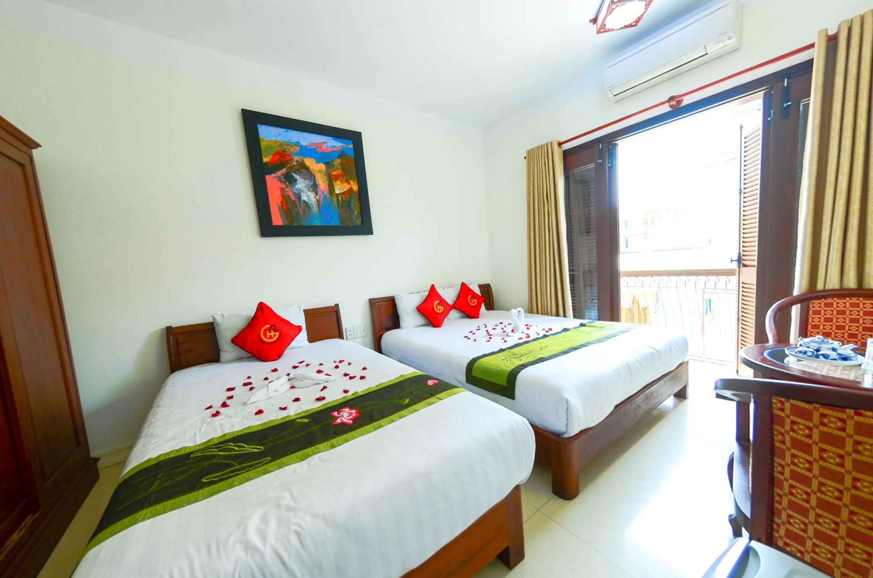 Bedroom, Bed in Golden River Hotel