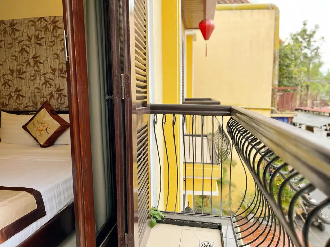 Balcony/Terrace, Bed in Golden River Hotel