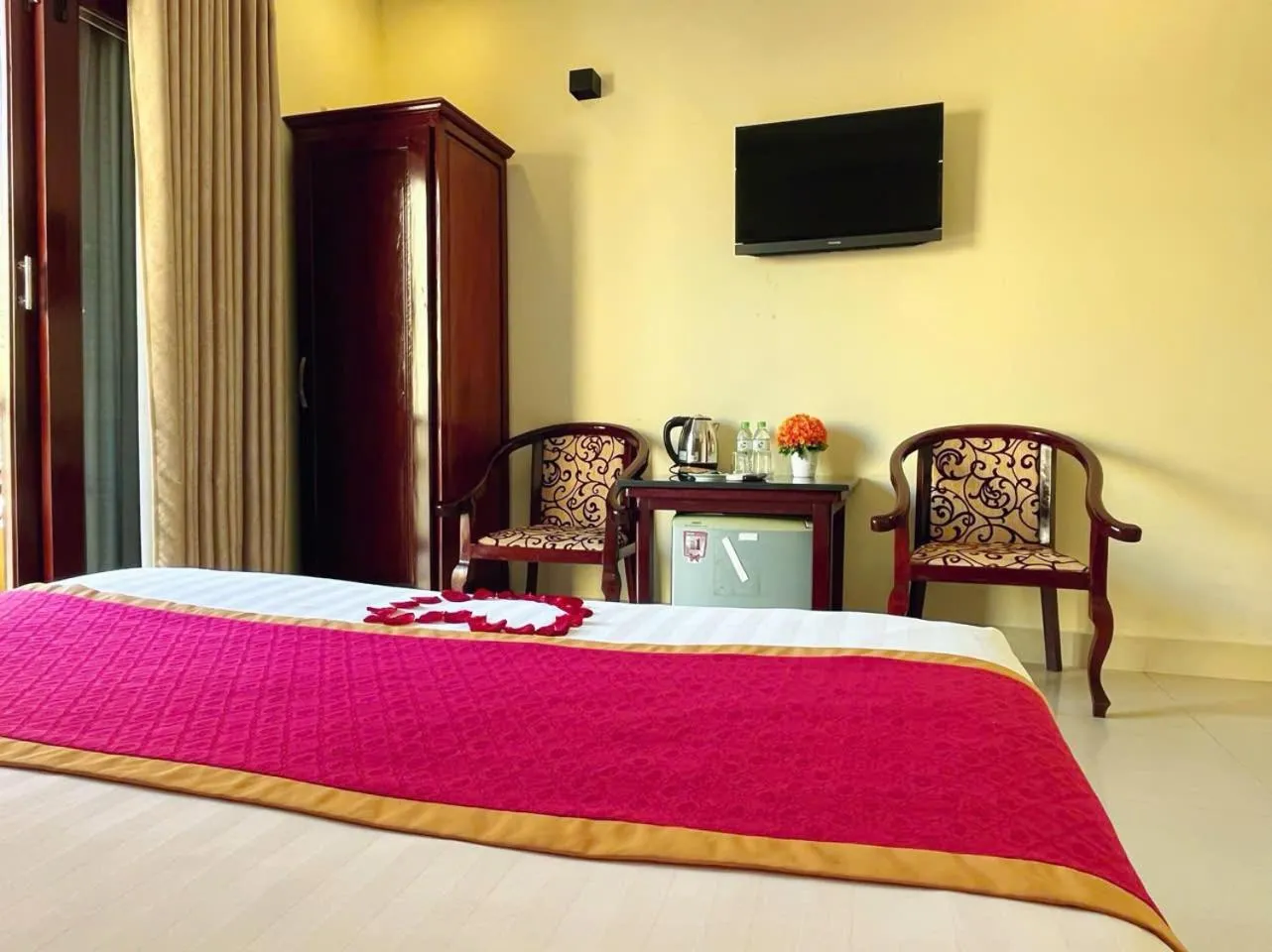 Bed in Golden River Hotel