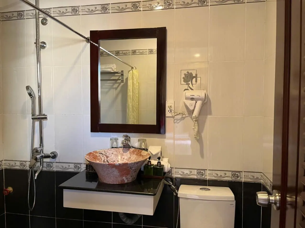 Toilet in Golden River Hotel