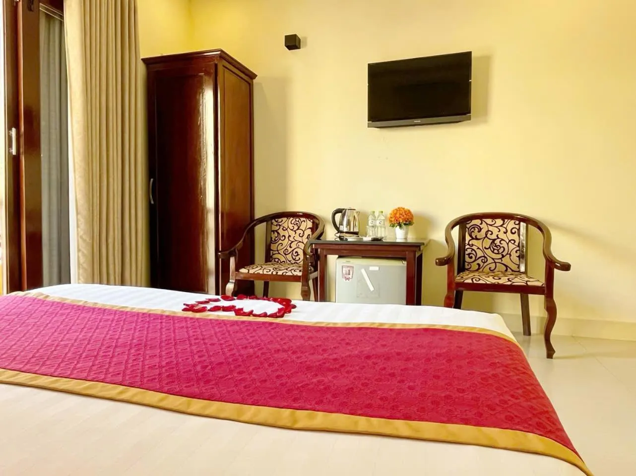 Bedroom, Bed in Golden River Hotel