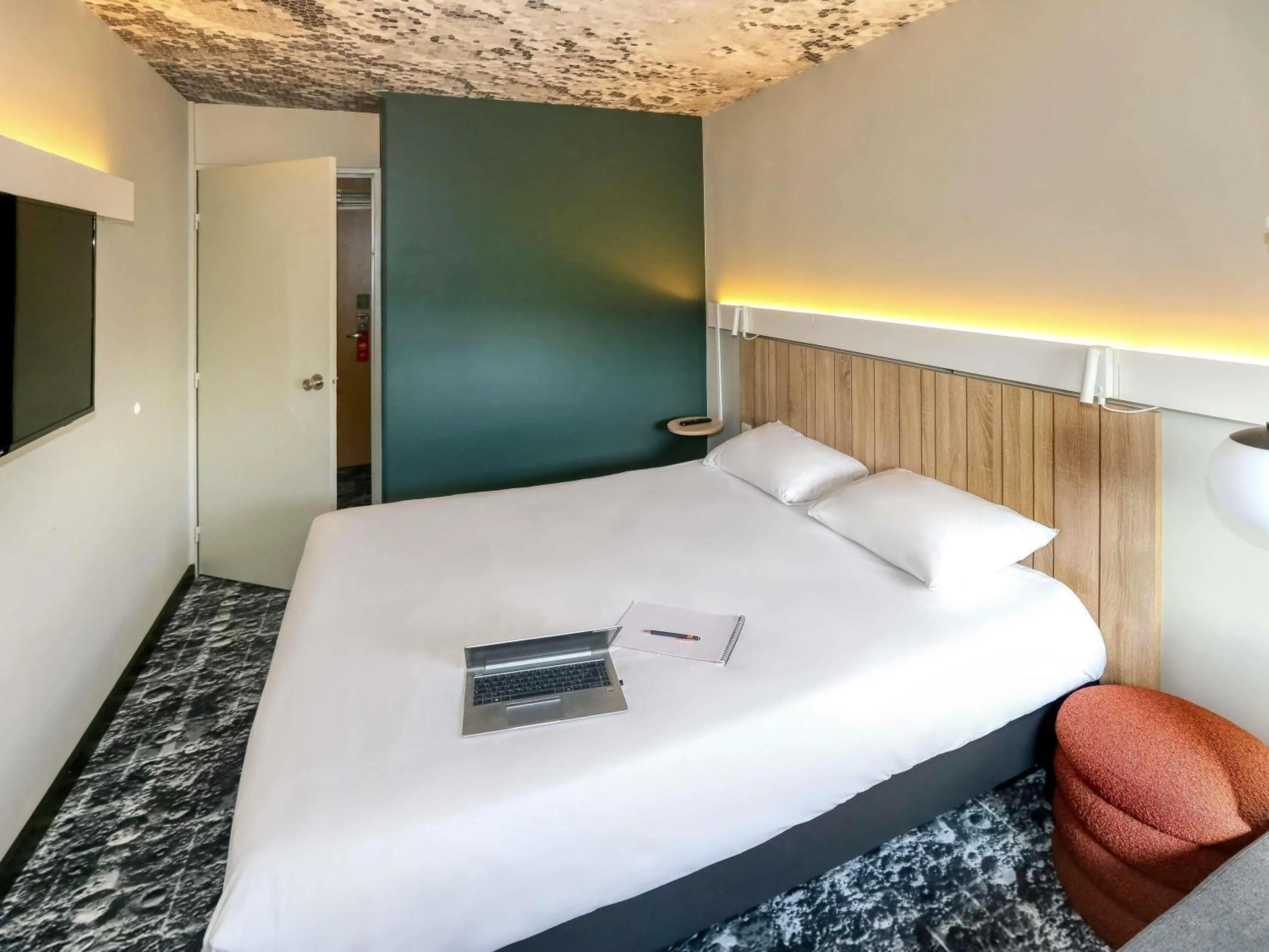 Bedroom, Bed in ibis Biarritz Anglet Aéroport