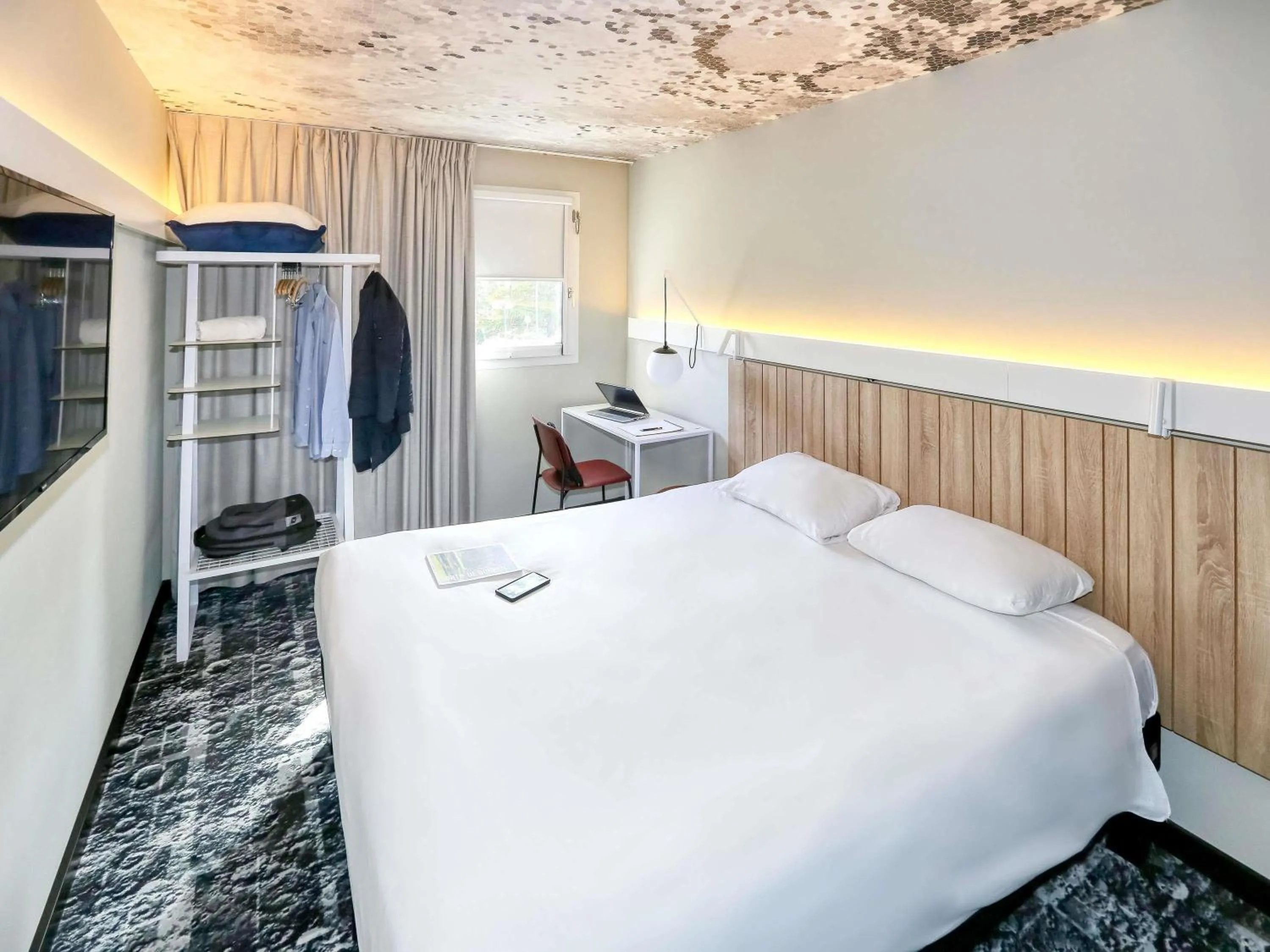 Property building, Bed in ibis Biarritz Anglet Aéroport