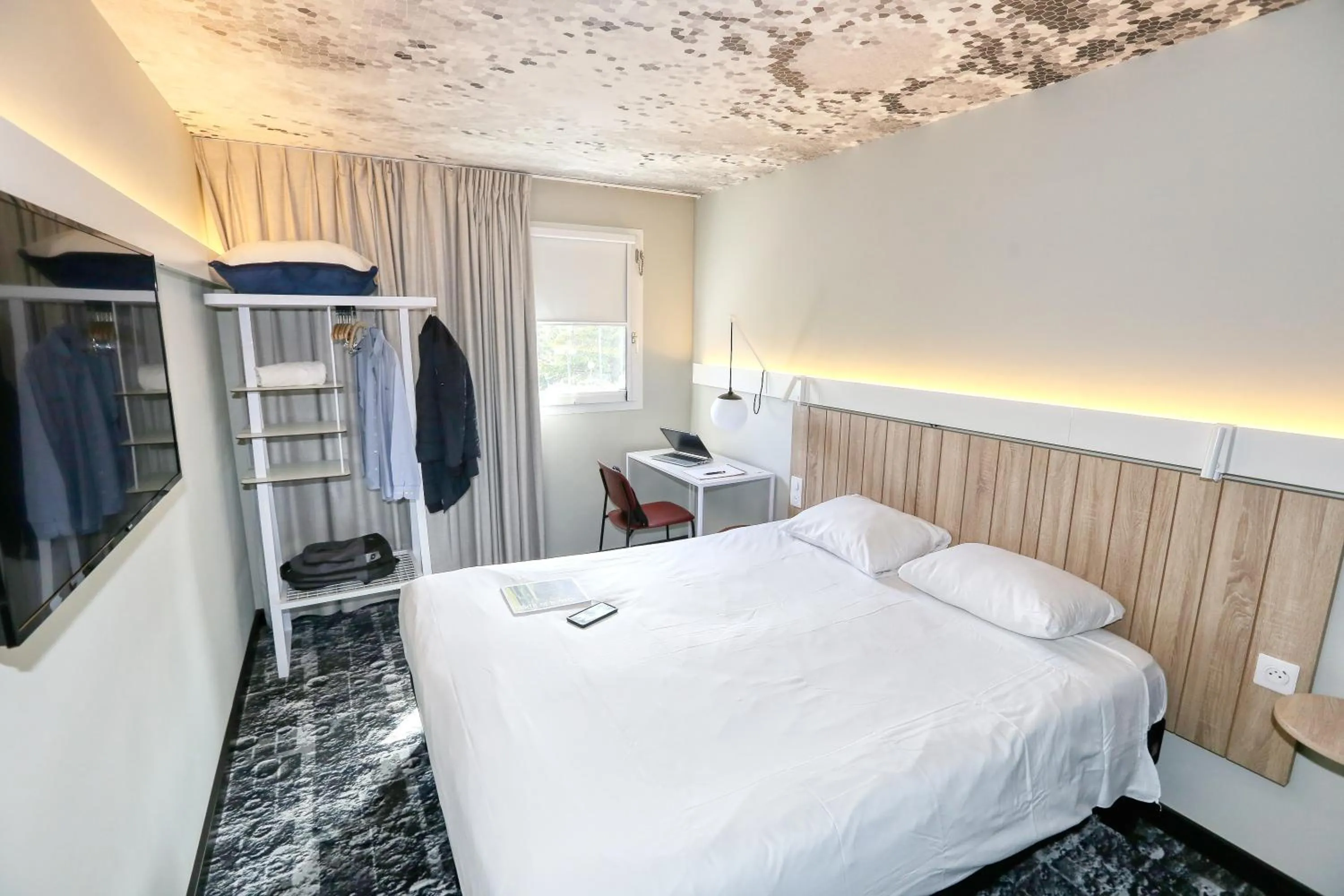 Bedroom, Bed in ibis Biarritz Anglet Aéroport