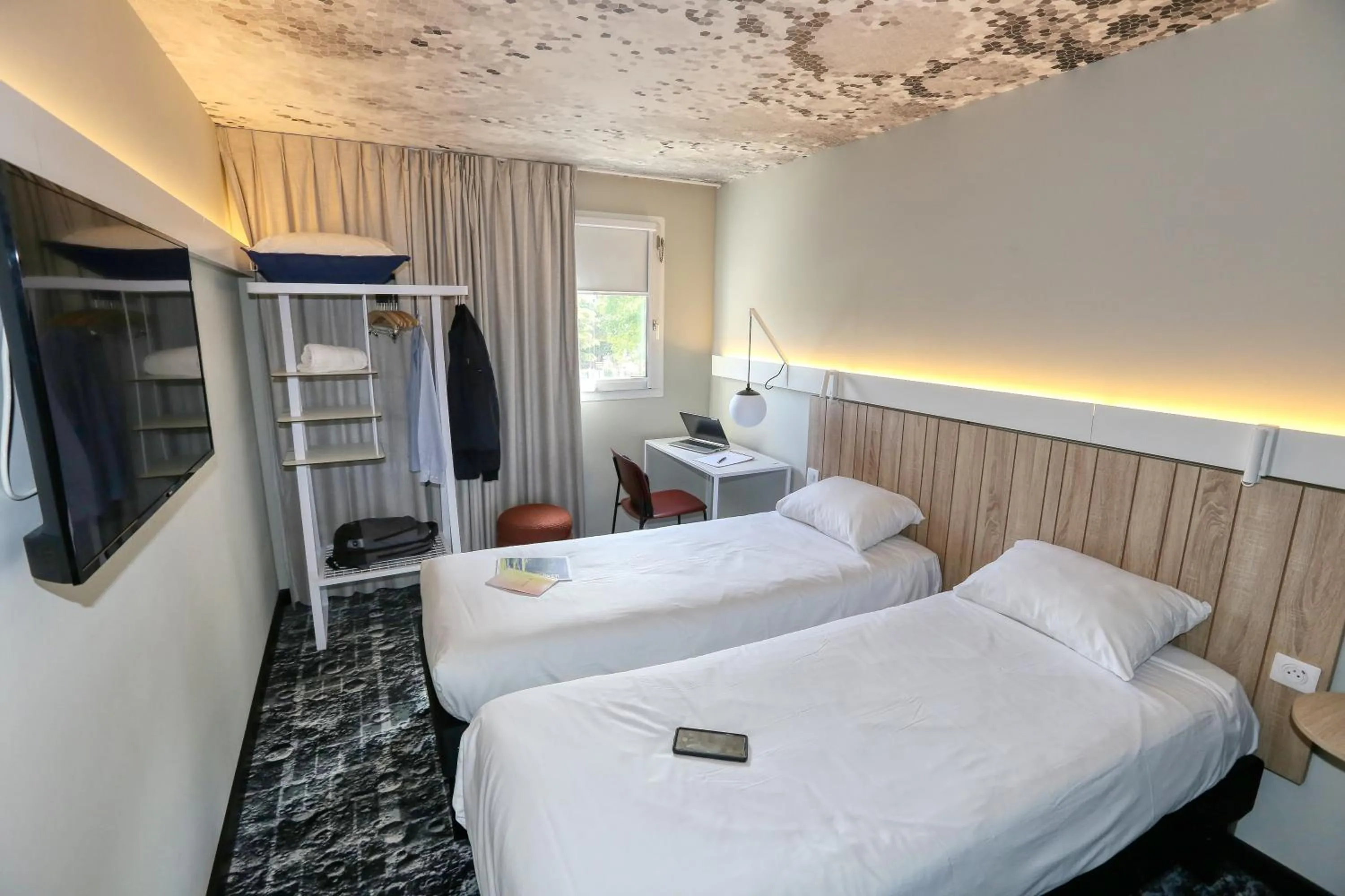 Bedroom, Bed in ibis Biarritz Anglet Aéroport