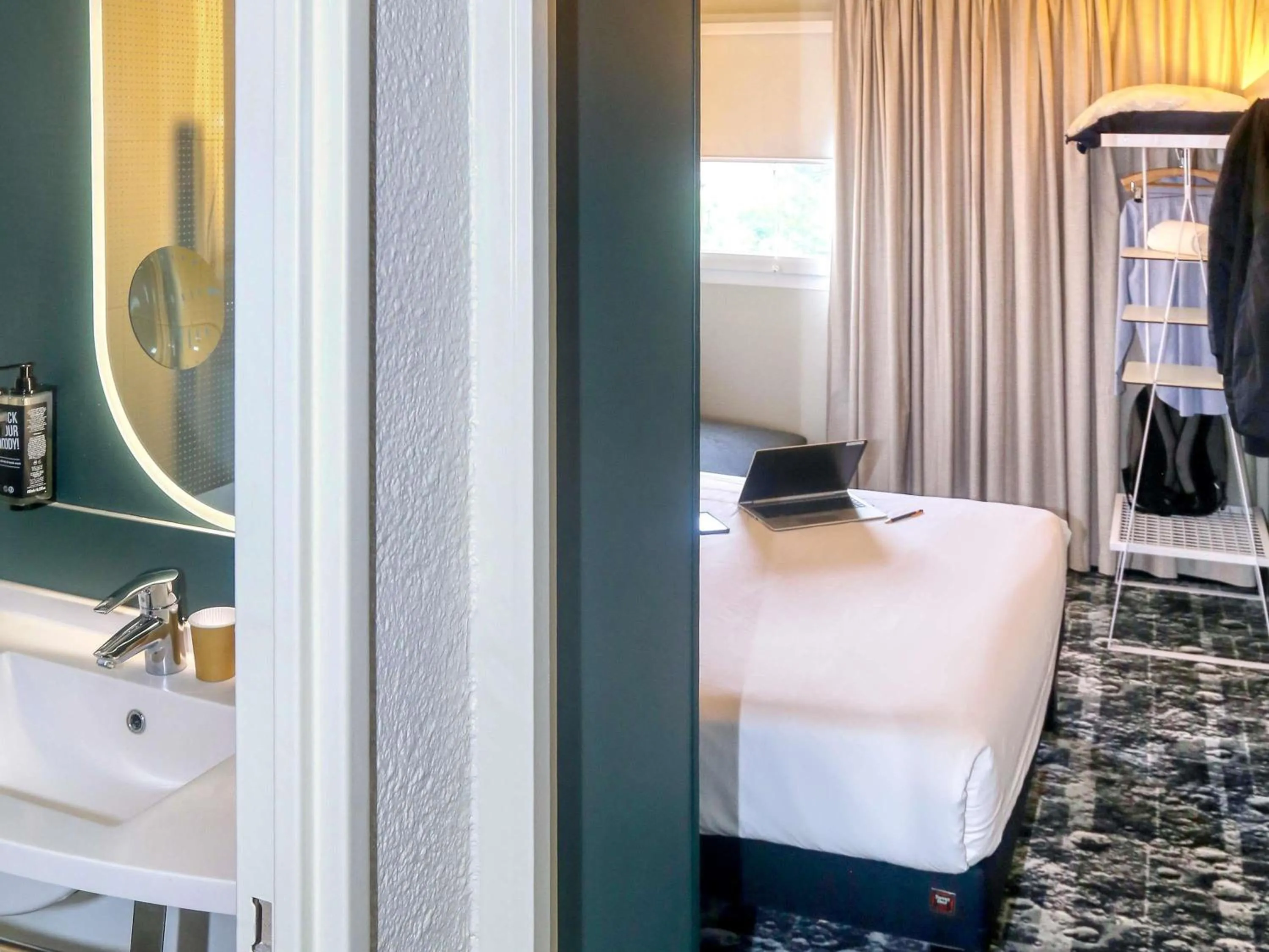 Bedroom, Bed in ibis Biarritz Anglet Aéroport