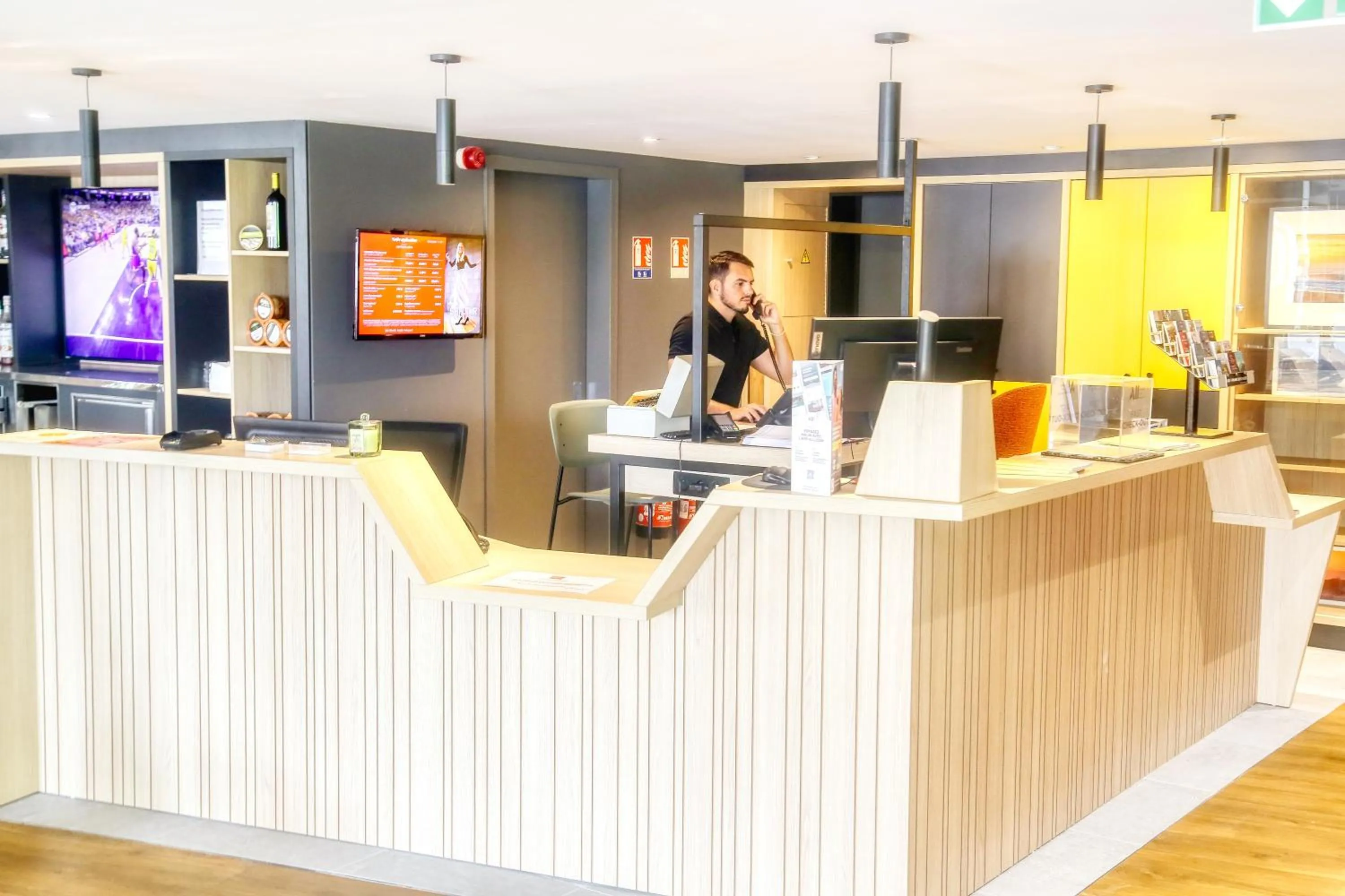 Lobby or reception in ibis Biarritz Anglet Aéroport