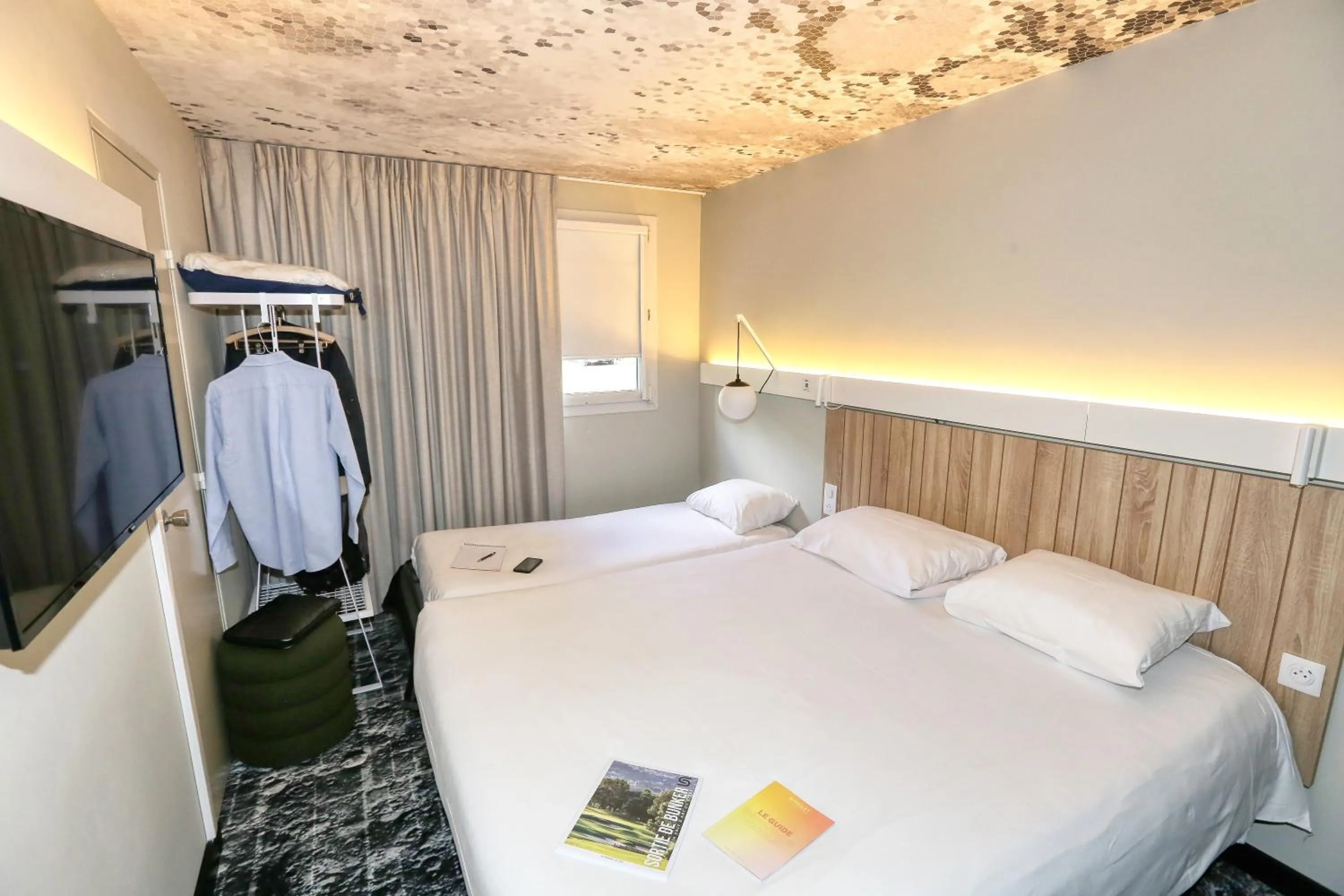 Bedroom, Bed in ibis Biarritz Anglet Aéroport